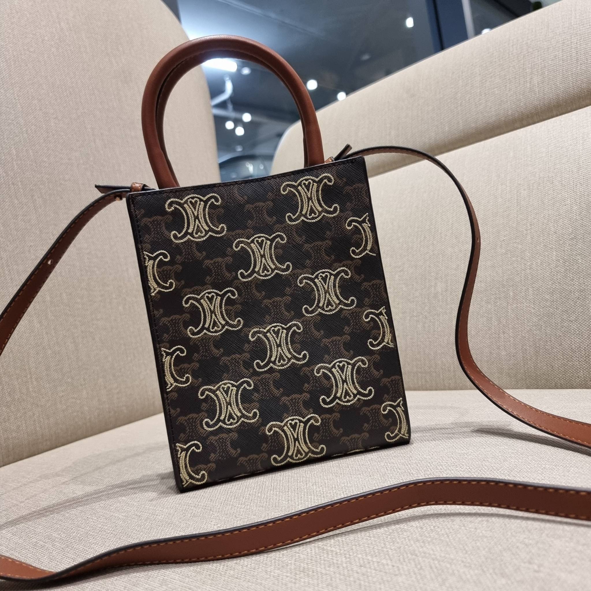 VIP 🥂 CELINE MINI VERTICAL CABAS IN TRIOMPHE CANVAS WITH TRIOMPHE HEART EMBROIDERY ใหม่พร้อมเสิร์ฟ กับกระเป๋าสะพายทรงโท้ท ไซส์มินิ ขนาดกำลังสวยพอดี สะดวกพกพา โดดเด่นด้วยโลโก้ลายปัก ดีเทลเดินด้ายรูปหัวใจ เพิ่มดีเทลความแพงไปอีก วัสดุหนังแคนวาส มีหูจ