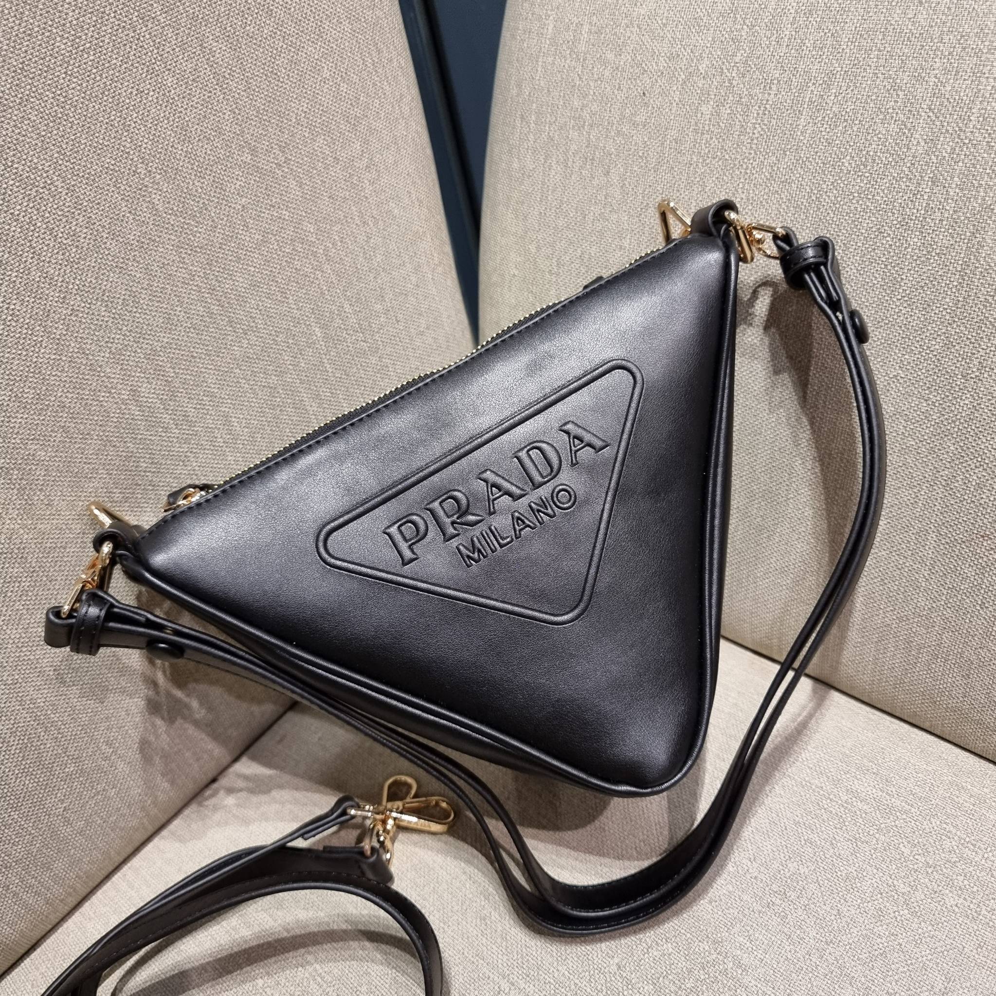 PRADA TRIANGLE BAG ล้ำกว่าใคร ใหม่กว่าใคร ไม่ต้องรอพรีฯ กระเป๋าสะพาย ดีไซน์ทรงสามเหลี่ยม ชิคๆคูลๆ ไม่มีใครเหมือน มีมาให้ถึง 2 ชิ้น วัสดุผ้า jacquard และหนังแท้ สวยคู่ สลับใช้ได้หลากหลายมากๆ เพราะยังมีสายสะพายมาให้อีกถึง 2 เส้น เกี่ยวคู่กันสะพายเท่ๆ หรือแย
