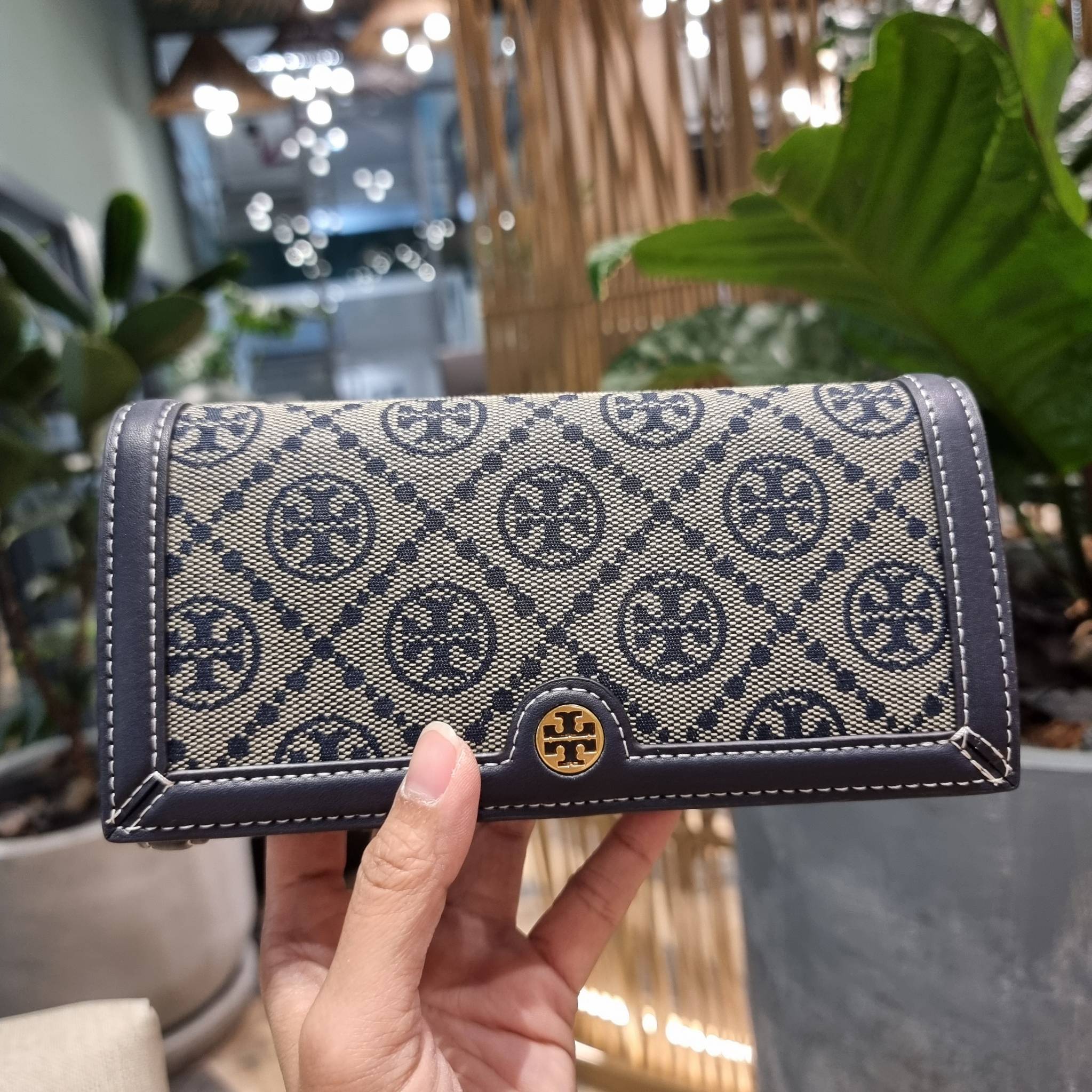 TORY BURCH T MONOGRAM JACQUARD CROSSBODY WALLET best seller ของคอลเลคชั่นนี้ ต้องไม่พลาด กับกระเป๋าสะพายกึ่งกระเป๋าสตางค์ ที่ช่วยให้ชีวิตง่ายขึ้น วัสดุผ้า jacquard ตัดสลับหนังแท้ เปิด-ปิดแบบฝาปิดแม่เหล็ก ภายในใส่ธนบัตรได้ มีช่องใส่บัตร และยังมีช่องซิปอีกด