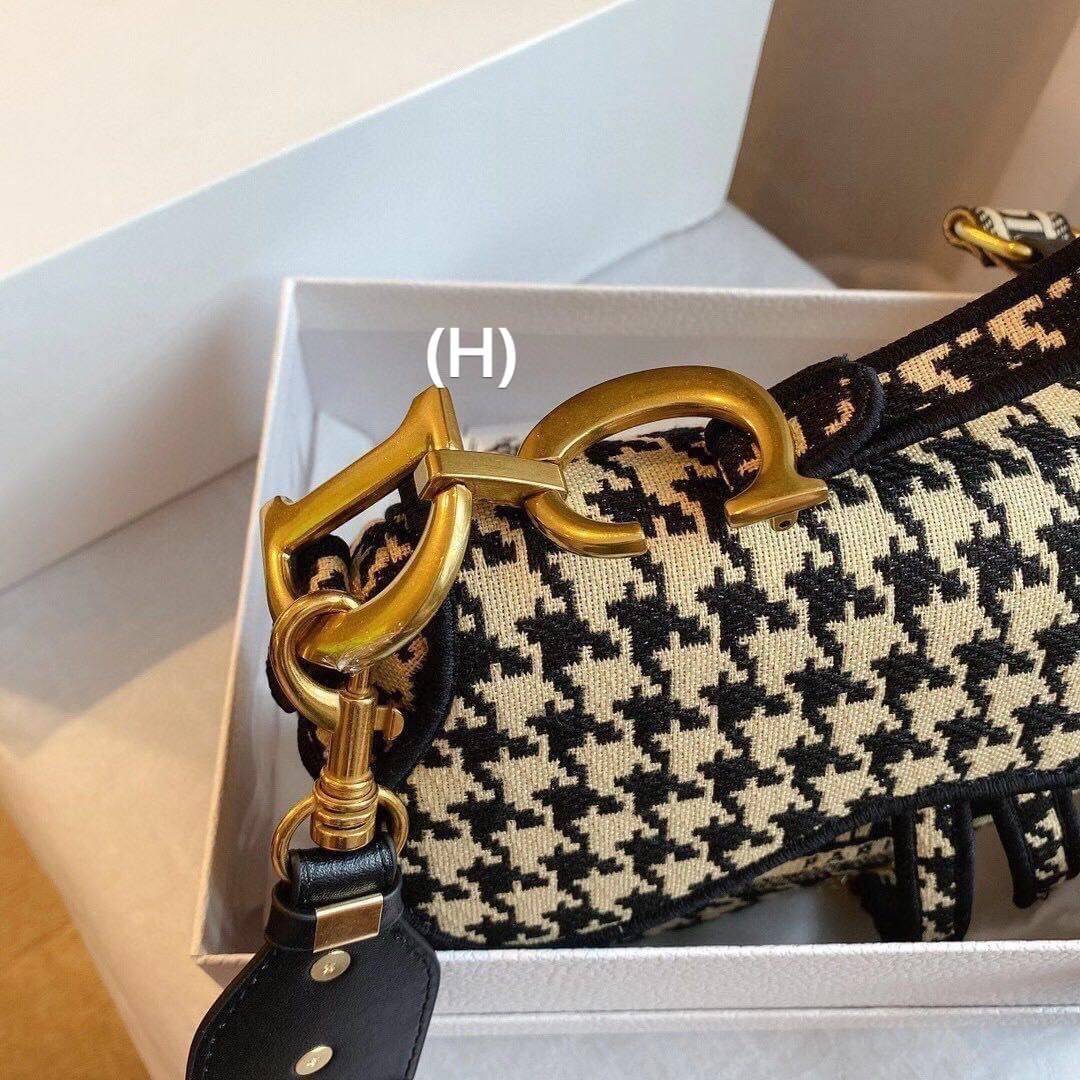 DIOR SADDLE BAG กระเป๋าสะพายดิออร์ รุ่นยอดนิยมตามแบบฉบับแบรนด์ ใช้งานได้ 2 แบบ สะพายยาว CROSSBODY และสายสั้นถือได้เก๋ๆ ลุคนี้คูลสุดๆ เลยค่าา ภาพถ่ายจากสินค้าจริง! สวยมาก พร้อมส่งที่ไทยราคาสุดคุ้ม สาวๆ ห้ามพลาดค่ะ!