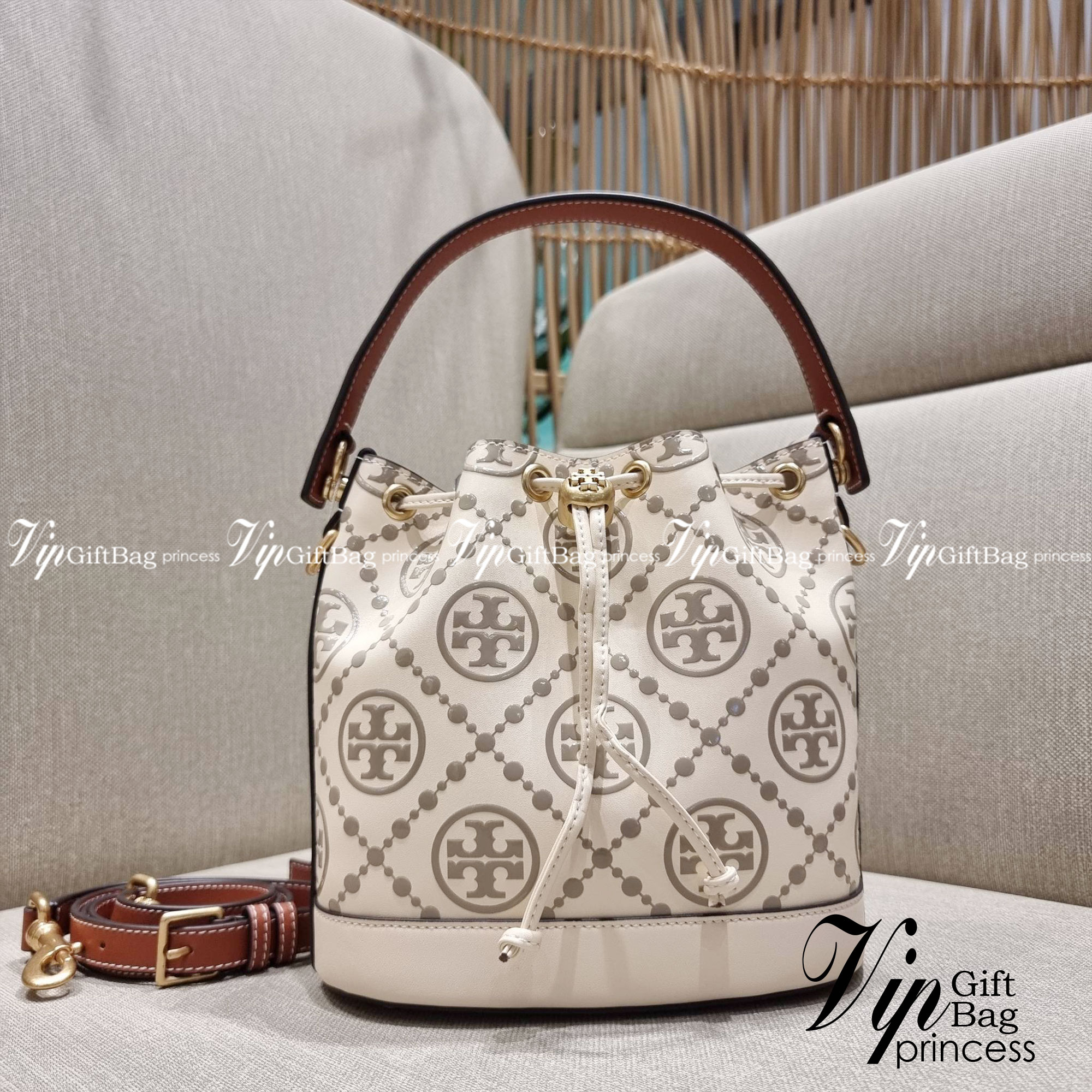 TORY BURCH T MONOGRAM EMBOSSED BUCKET BAG คอลเลคชั่นใหม่ กับกระเป๋าบัคเก็ตทรงยอดนิยม ดีไซน์ใหม่ล่าสุด สวยลูกคุณหนู หรูหรา!! ด้วยดีเทลผิวลายนูนลวดลายเอกลักษณ์ วัสดุหนังแท้ ปากกระเป๋ารูดเปิด-ปิดได้ มีหูจับในตัว สะดวกใช้ไปอีก และมีสายสะพายข้าง ปรับได้อีกด้วย