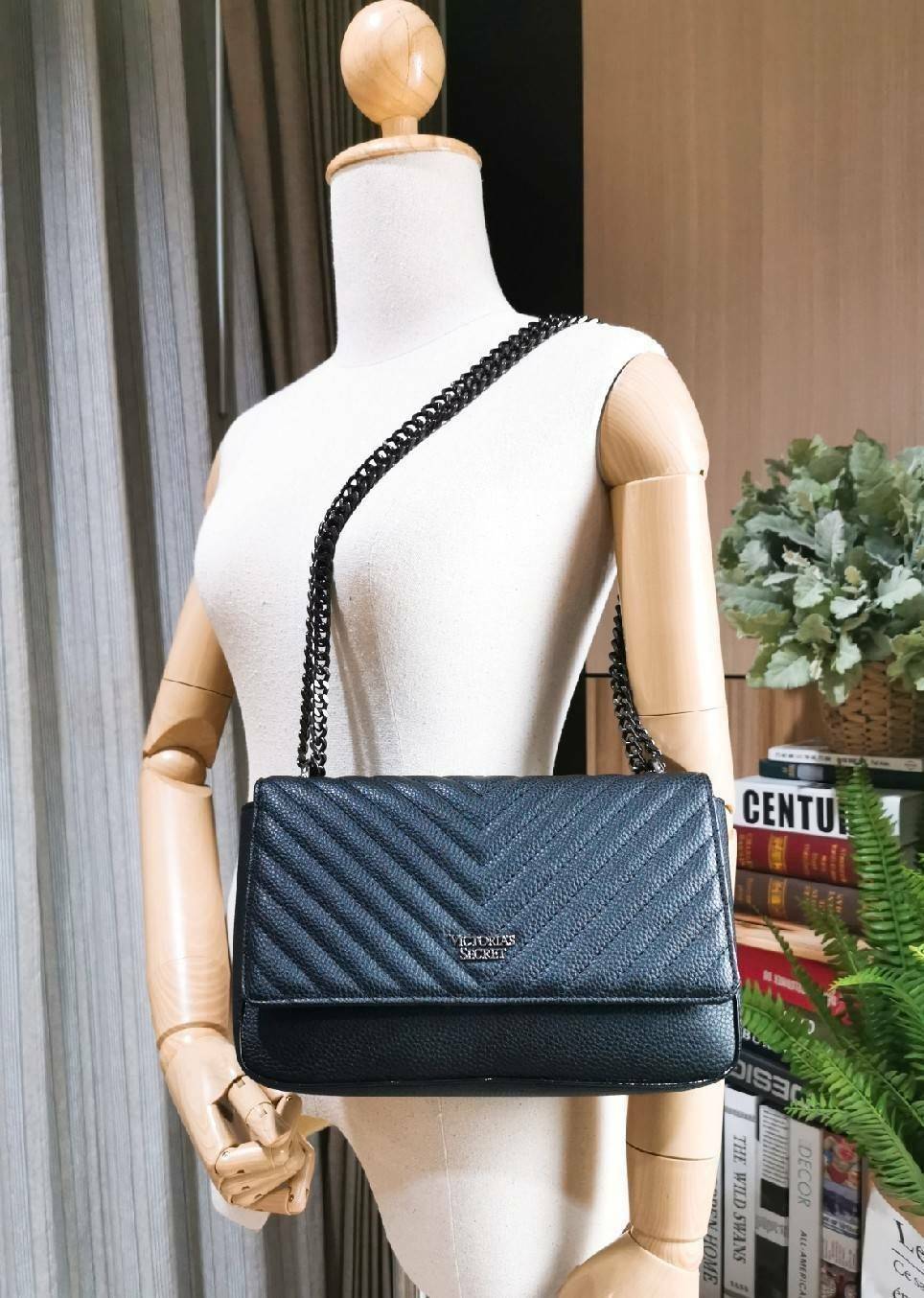 VICTORIA'S SECRET Quilted Chain Crossbody Sling Bag กระเป๋าสะพายรุ่นใหม่ล่าสุดจาก Victoria's Secret วัสดุหนังแกะสังเคราะห์ชึ้นลายริ้วหนังสวยอยู่ทรงไม่ย้วยดีไซน์สุดหรูคุณหนูไฮโซ เปิดปิดด้วยฝาปิดกระดุมแม่เหล็ก ภายในมีโลโก้และช่องใส่ของ ใส่กระเป๋าส