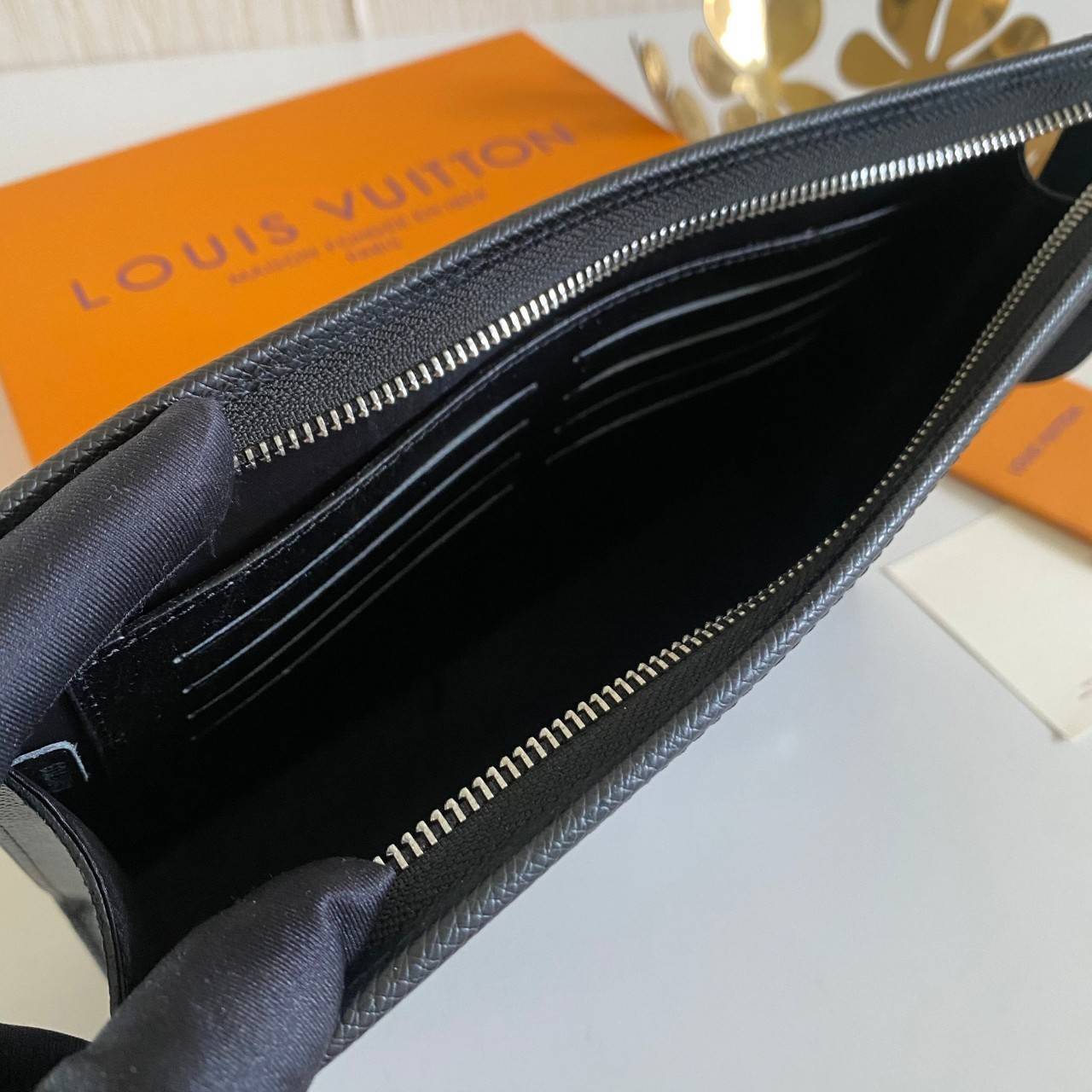 พรีเมี่ยมกิ๊ฟแท้ 100% 】พร้อมส่งที่ไทย!! ที่นี่ที่เดียว LOUIS VUITTO CLUTCH คลัช LV ขายดีตลอดกาล ไม่มีตกยุค ขนาก10” นิ้ว ใส่ของได้จุใจ หนังแท้ ด้านในมีช่องใส่บัตรได้เยอะ มาพร้อมกล่องอุปกรณ์ครบ