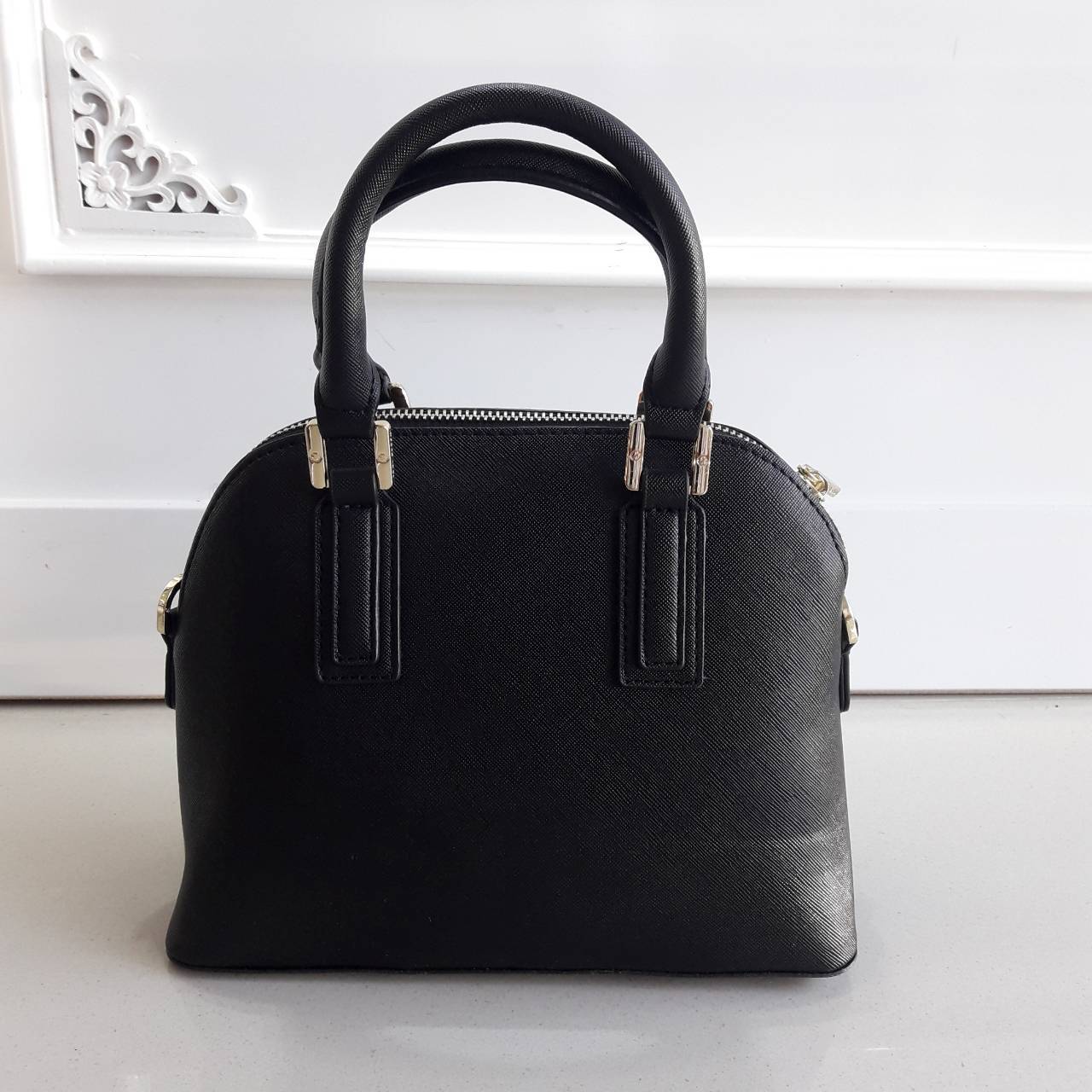 Don't Miss !! กระเป๋าแบรนด์ดัง TORY BURCH รุ่น SAFFIANO ZIP BAG กระเป๋าถือและสะพาย ลายหนัง saffiano อะไหล่ทองปั้มแบรนด์ ทรงสวยมาก ด้านหน้าติดโลโก้แบรนด์ เปิดปิดกระเป๋าด้วยซิปอย่างดีค่ะ ซับในเป็นผ้าทอลายแบรนด์สวยมากค่ะ มีช่องซิปหนึ่งช่อง ช่องเล็กสองช่