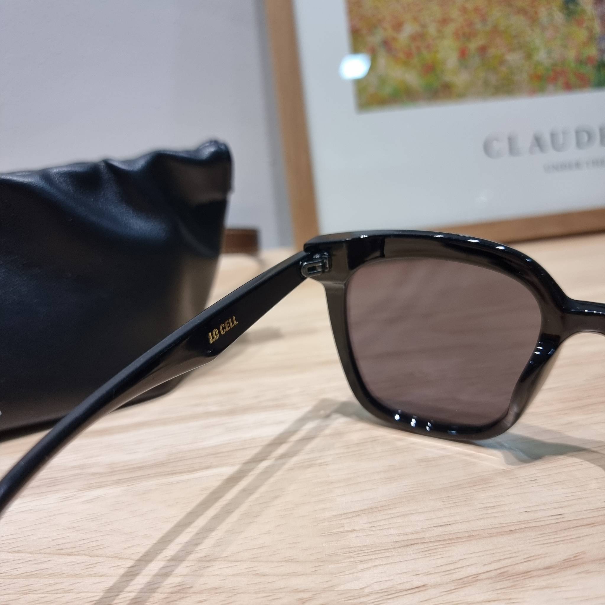 Set 3 ชิ้น Gucci Horsebit 1955 mini bag / Gucci Phone Bag box set ชวนสะสม ใครมองหาของขวัญอยู่ เซ็ทนี้จัดว่าเลิศมาก! กับการจับเอารุ่นยอดฮิต มามิกซ์รวมกับไอเท็มสุดคุ้มของมันต้องมี!! จัดเรียงให้อยู่ในกล่อง box set ลิมิเต็ด ที่มีทั้งแว่นตา gentle monster แบรน