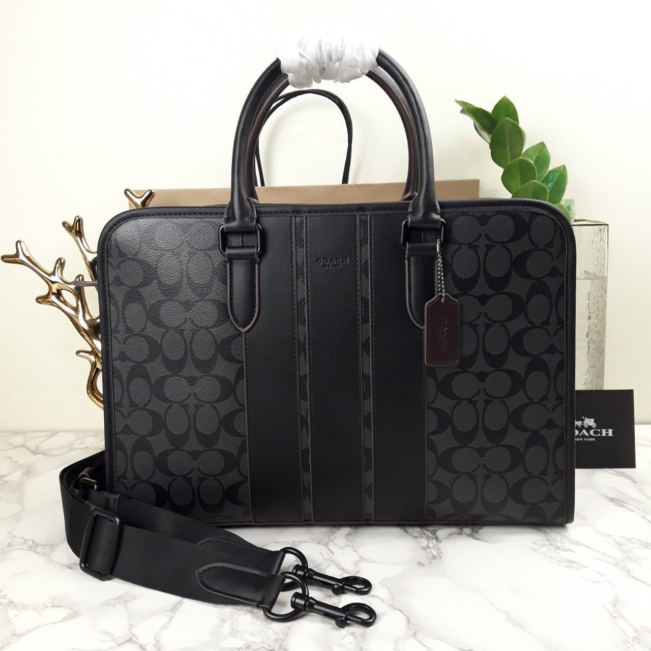 COACH BOND BRIEF IN SIGNATURE CANVAS (COACH F23212)🍁 หนุมๆสาวๆ สาวก Unisex พลาดไม่ได้เลย ลุยงานได้จริง รุ่นนี้เลย//วัสดุแคนวาส ผสมกับหนังแท้ คุณภาพ ทนทาน หนาแน่น ใส่เอกสาร ใส่โน๊ตบุ๊ค ลุยงานได้แบบ Real life จริงๆ ฟังก์ชั่นครบมาก >>มีสายสะพาย