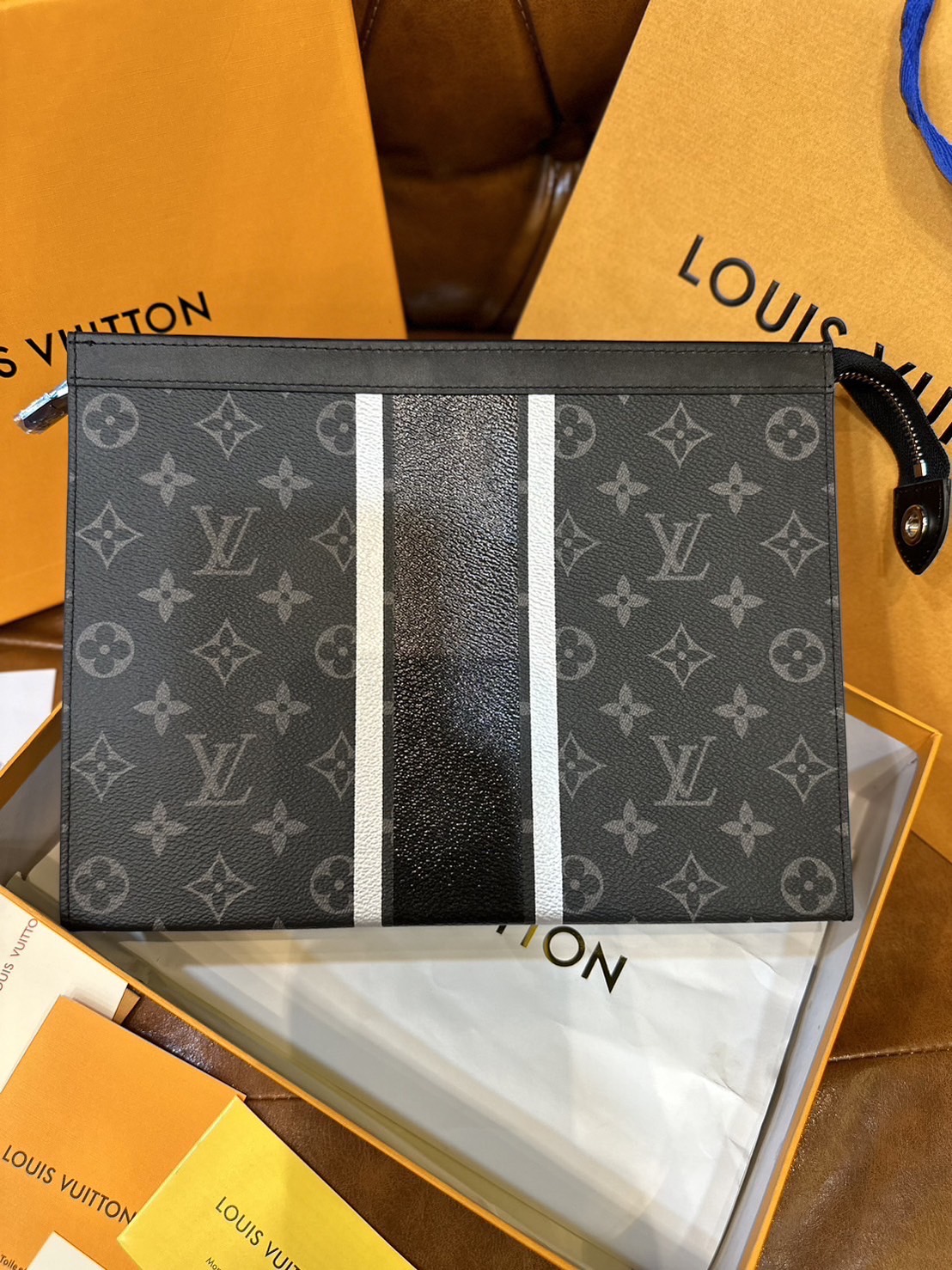 พร้อมส่ง 15 แบบ LV Pochette Voyage MM / LV Clutch กระเป๋าถือทรงคลัช ทรงพอช เกรดออริ สลับแท้ 1:1 ใช้ต่างประเทศได้ ใช้ได้ทั้งชายหญิง