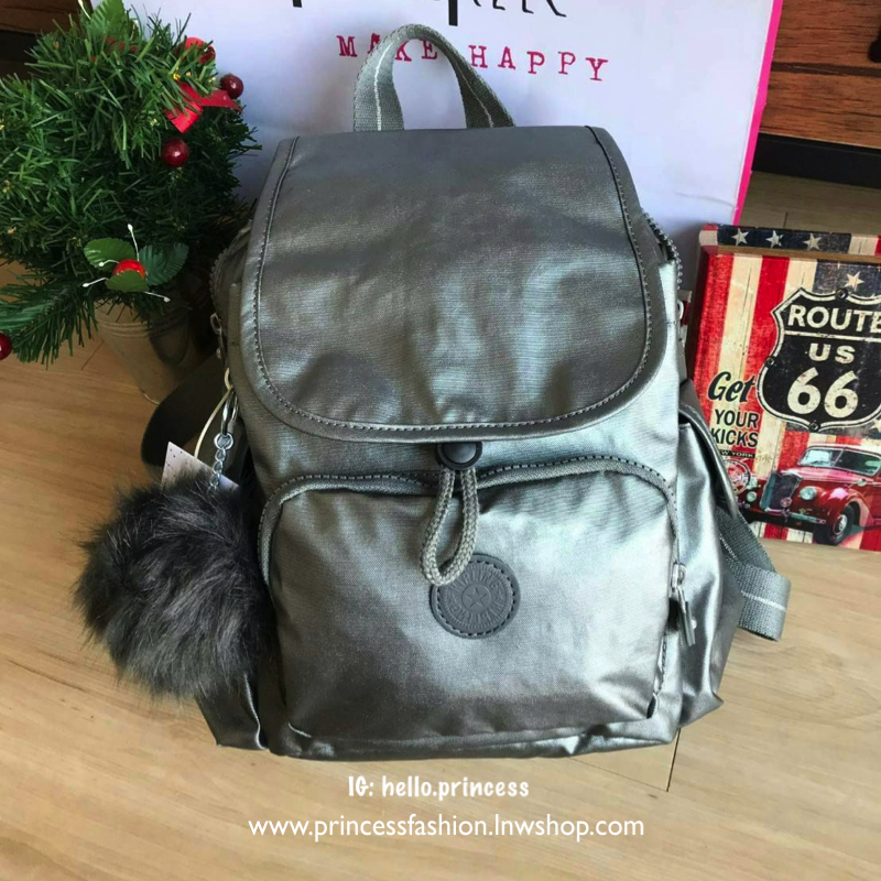 Kipling City Pack Backpack วัสดุPolyamide100% เป้ขนาดกลาง ที่เปิดปิดด้วยตัวล็อค2ชั้นด้วยกระดุมแม่เหล็กและซิป มีช่องใช้งานหลายช่องรวมถึงช่องซิปด้านหน้า มีลูกเล่นที่ด้านหลังมีช่องซิปสำหรับเก็บของและเก็บสายเป้ได้ หรือใช้สายจากเป้สะพายไหล่ได้ ประดับด้วยพวงกุญ