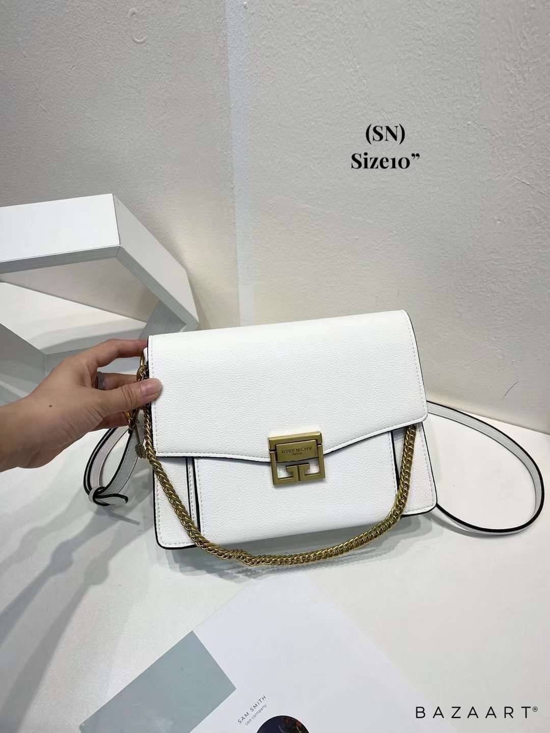 Givenchy GV3 Small Leather 25cm รุ่นยอดนิยม กระเป๋าสะพายหนัง เปิดหน้า อะไหล่ทอง งานสวยเป๊ะอะไหล่ปั้มทุกจุดสวยหรู ดูเป็นคนมีเทสดีเลยค่าา ดีไซน์คือสวยมีคลาส มีระดับสุดๆ พร้อมสายโซ่อะไหล่ทอง ละมุนตามากค่าา