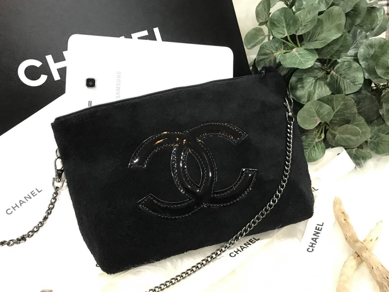 Chanel Precision Velour Crossbody Bag กระเป๋าสีดำแบรนด์ Chanelทำจากขนเฟอร์สีดำ น้ำหนักเบา ปากกระเป๋ามีซิปรูดปิด สายโซ่ ถอดออกได้ค่ะ จะสะพายไหล่ สะพายข้างหรือถือเป็น cluth ก็สวยหรูดูแพง มากับราคาสุดคุ้ม