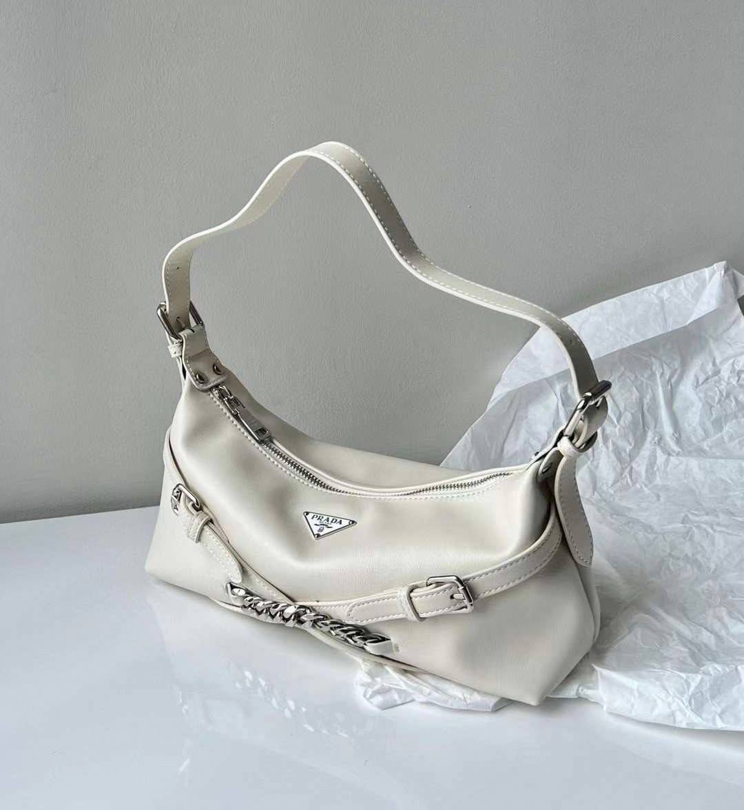 PRADA LEATHER SHOULDER BAG พร้อมส่งที่ไทย 📌เข้าใหม่ สวยหนักมากก จำนวนจำกัดค่ะ! ใบเดียวเอาอยู่ตลอดวันเลยค่ะ!