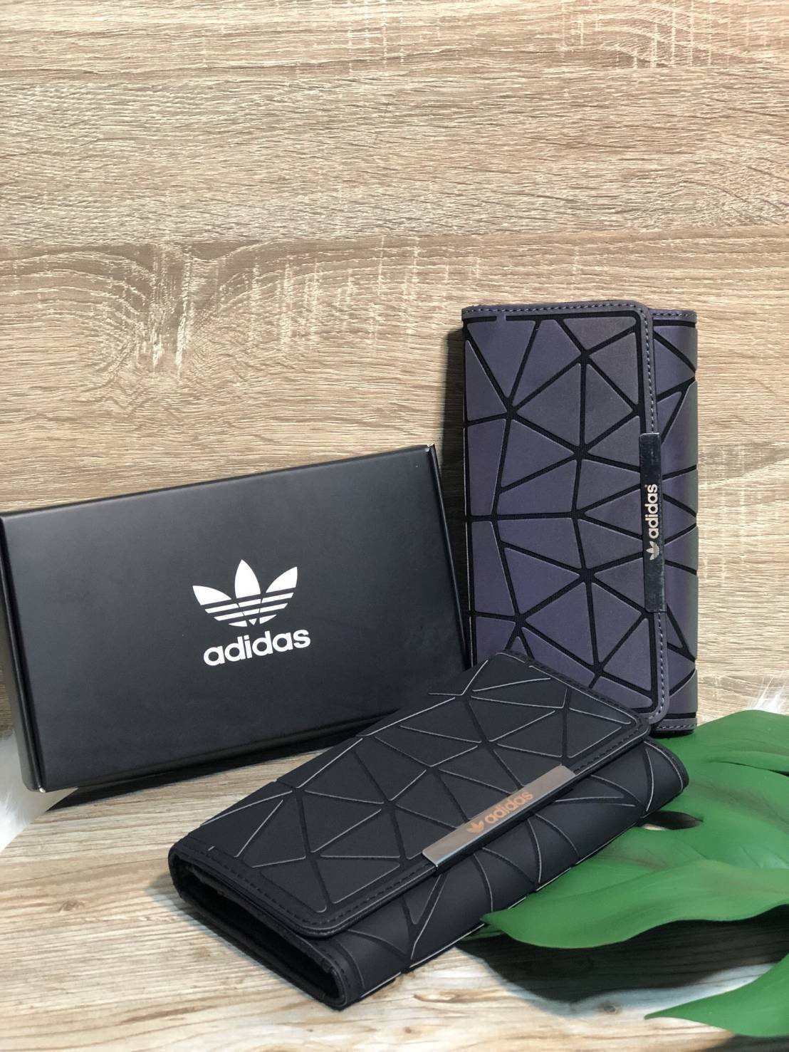 ADIDAS 3D WALLET Y2018 กระเป๋าสตางค์คอลเลคชั่นใหม่ดีไซน์สุดฮิต สไตล์ ISSEY MIYAKE ด้านหน้ามีโลโก้แบรนด์ เปิดปิดด้วยฝาปิด ภายในมีช่องใส่รูป ช่องใส่ธนบัตร, บัตร และช่องซิปใส่เหรียญ Don't miss!