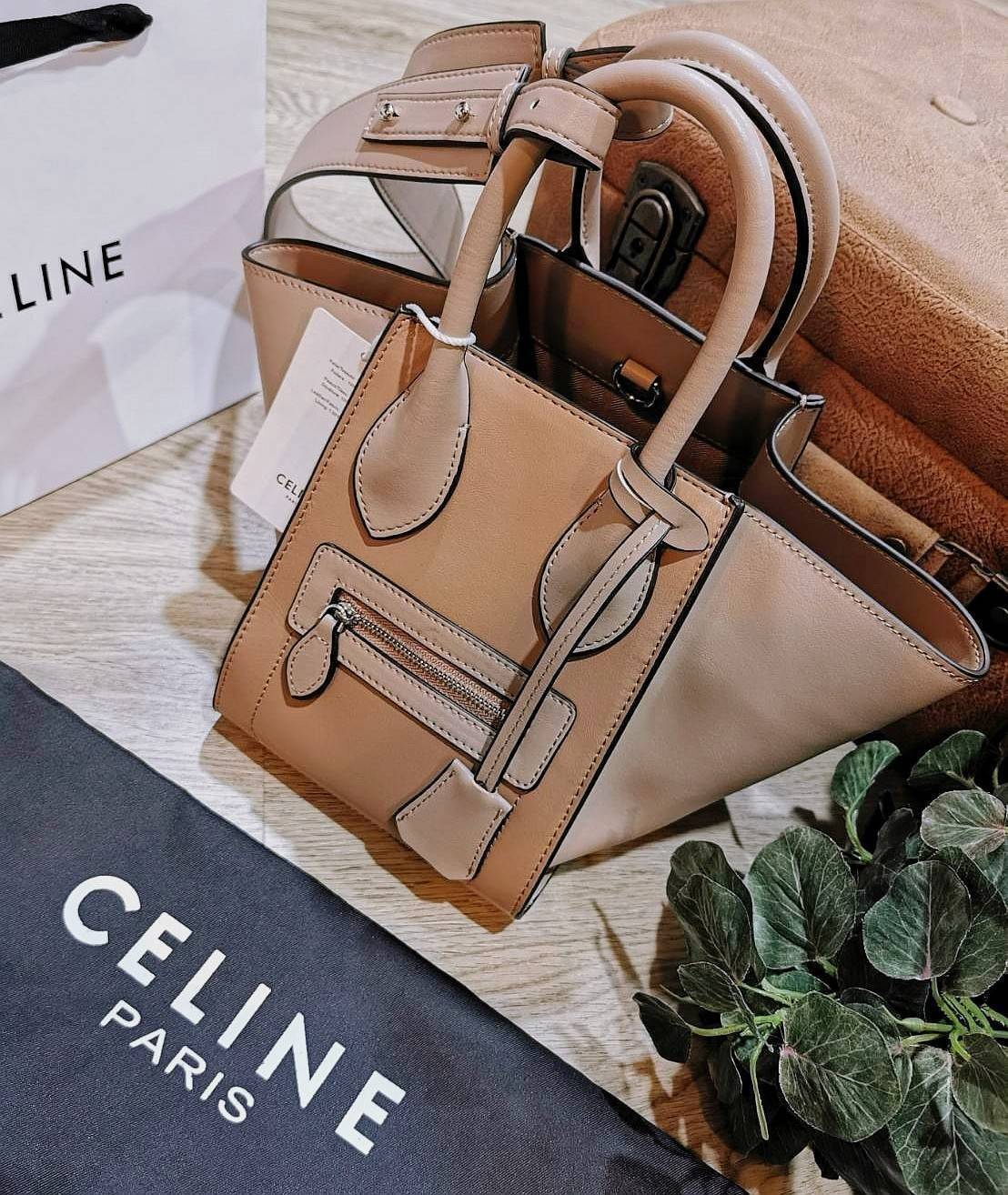 CELINE SHOULDER BAG VIP / CELINE LUGGAGE NANO Glossy Leather Handbag รุ่นนี้ Rare items หนังเรียบสวยสีทูโทนเรียบหรู ขนาดกำลังดี น้ำหนักเบา ด้านหน้ามีหนึ่งช่องซิป ด้านข้างดีไนส์ทรงปีกสามารถปรับขยายทรงได้ ภายในโล่งกว้าง มีช่องซิป มีตะขอเกี่ยวปากกระเป๋า ใส่ก