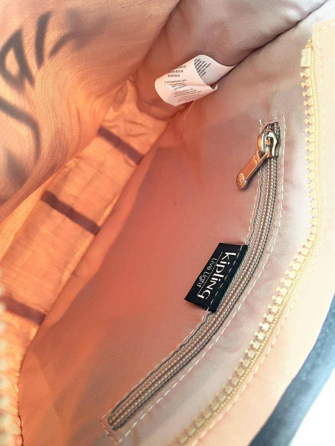 Kipling Patsy M Crossbody คอลเลคชั่นใหม่ล่าสุด ที่ไม่เน้นลวดลายและสีสัน แต่เน้นรูปแบบการใช้งานที่ง่ายแสนง่ายไม่ซับซ้อน ขนาดกำลังดี สามารถใส่ของที่จำเป็นได้ ไม่ว่าจะเป็นโทรศัพท์มือถือหรือกระเป๋าสตางค์ น้ำหนักเบา ด้านในของกระเป๋ายังแบ่งช่องเป็นระเบียบ พกพาไ