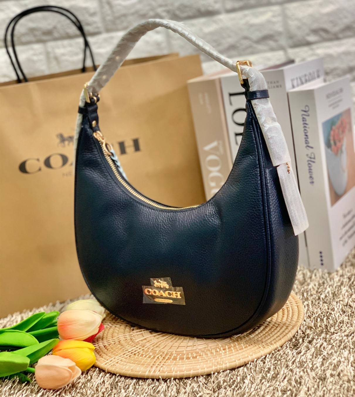COACH BAILEY HOBO WITH WHIPSTITCH ((C4108//C1322)) พร้อมส่งที่ไทย!! สวยจริงไม่จกตาแน่นอนค่าา กระเป๋าทรงโค้ง ใช้แบบหิ้วหรือคล้องไหล่ก็ดูดี ใช้วัสดุหนังแท้ชั้นดี หนังสวยมากๆค่ะ ด้านหน้าใช้อะไหล่แบรนด์ตัวใหญ่ หรู ดูสะดุดตามีเดียว