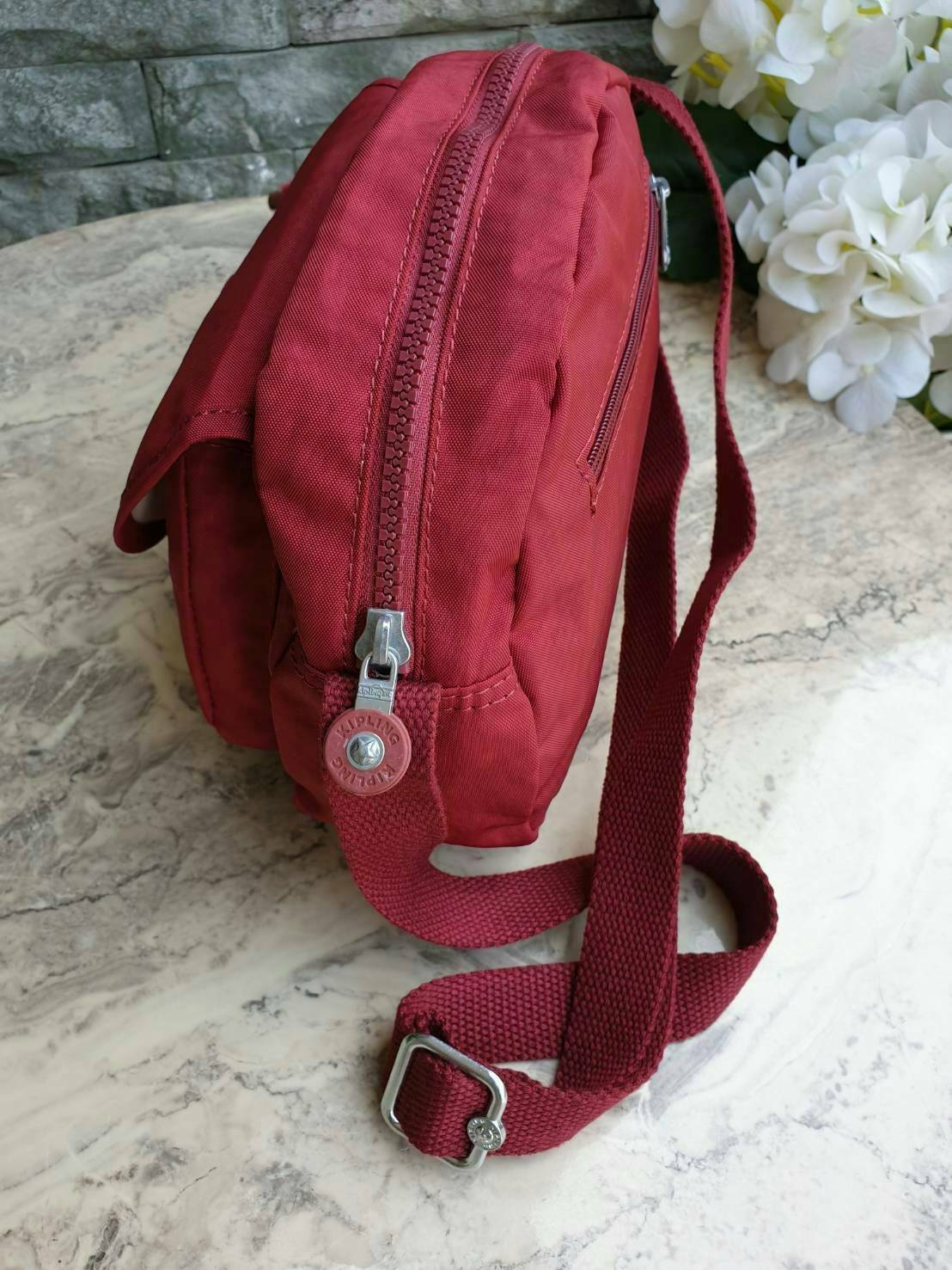 Kipling nylon shoulder bag รุ่น ( K15313 ) >>พร้อมส่งค่ะกระเป๋าสะพายข้างรุ่นใหม่ล่าสุด วัสดุไนล่อน กันน้ำ บุด้วยนวมที่ฐานกระเป๋าเพิ่มความนุ่ม >>รูปทรงสวย ขนาดกระทัดรัด มีช่องกระเป๋าด้านหน้าใส่ของจุกจิกหนึ่งช่อง >>มีช่องซิปหลักนะค่ะ ด้านใ