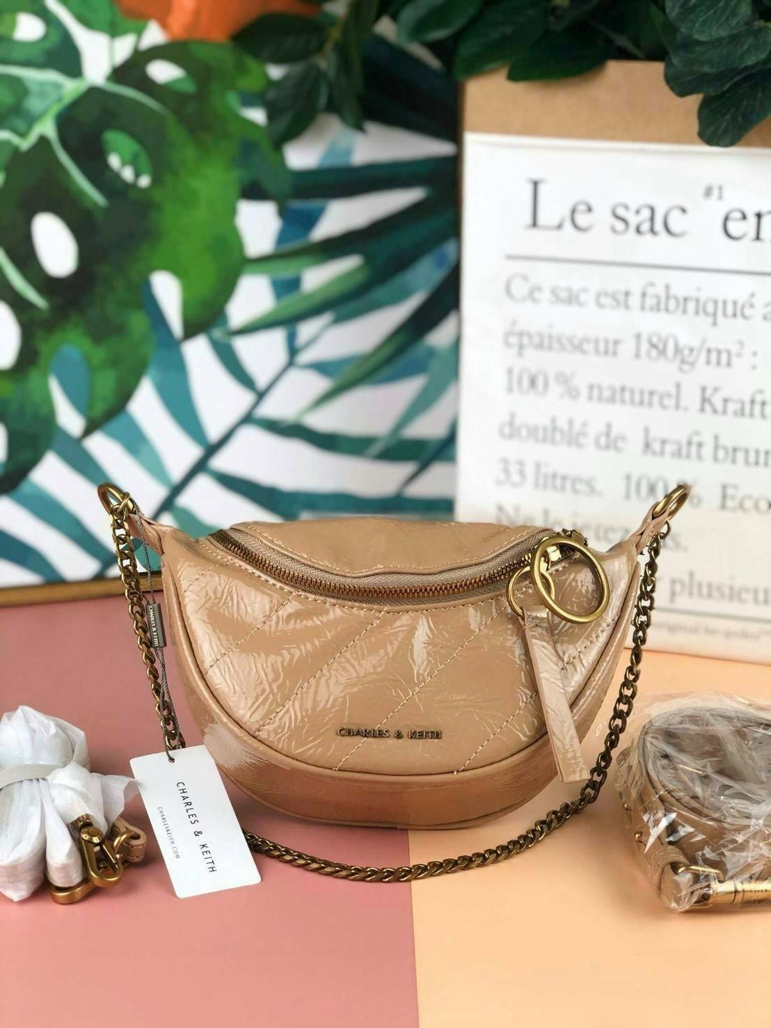 CHARLES & KEITH WRINKLED EFFECT RING ZIP TASSEL CROSSBODY BAG กระเป๋าสาระพัดประโยชน์ ใช้คาเอว คาดอก หรือจะสะพายแบบครอสบอดี้ได้ค่า 💥💥 มีโลโก้แบรนด์ที่ด้านหน้า เปิดปิดแบบซิปคู่เก๋ๆ ด้านในมีช่องใส่บัตรได้ 3 ช่อง รุ่นนี้ใส่ iPhone plus ได้พอดี