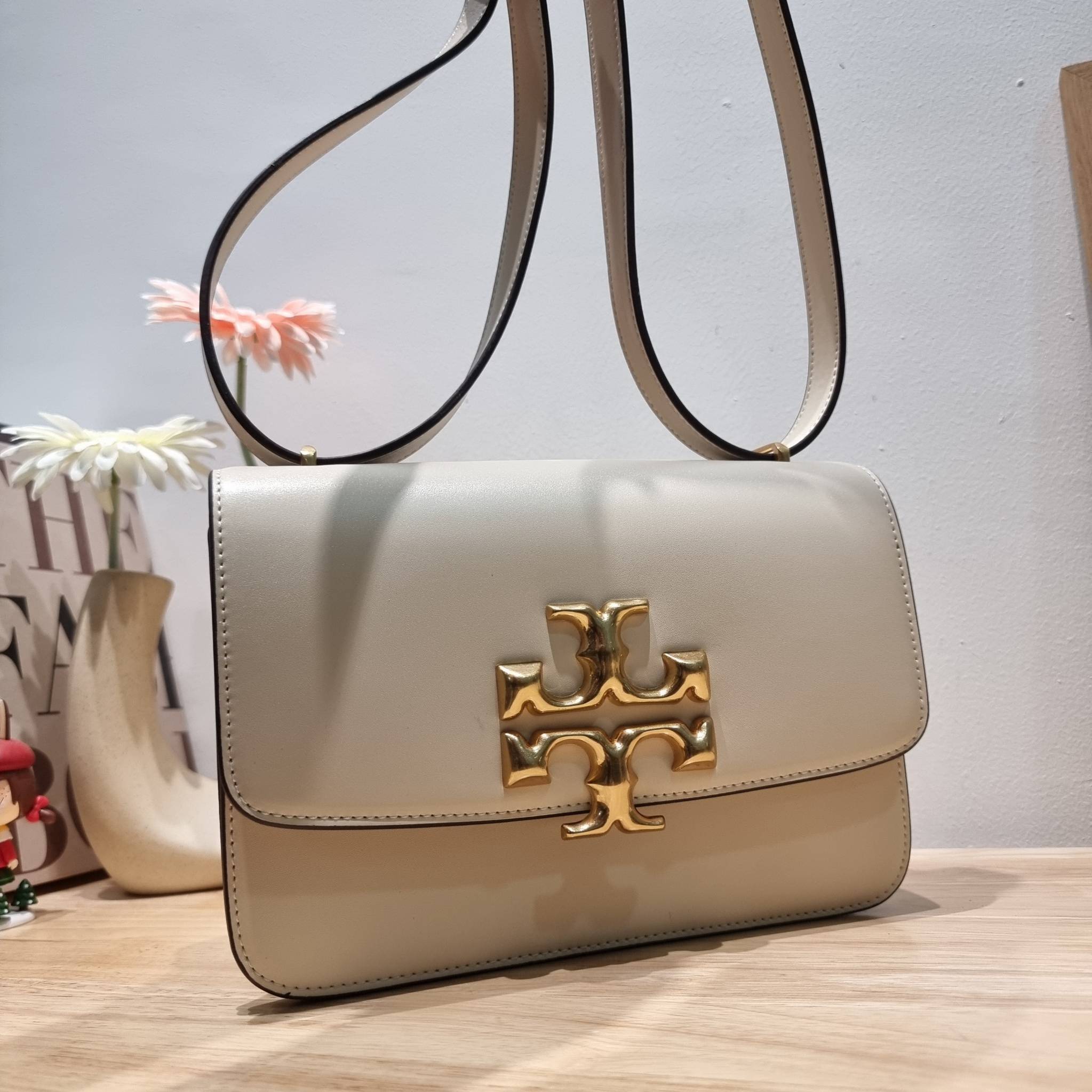 Tory Burch Bag / TORY BURCH ELEANOR CONVERTIBLE SHOULDER BAG รุ่นยอดนิยม กับไซส์ใหม่ ใหญ่จุคุ้ม! กระเป๋าสะพายข้าง ดีไซน์อยู่ทรง เรียบหรู! ผู้ดีกว่าใคร เปิด-ปิดด้วยแถบแม่เหล็ก