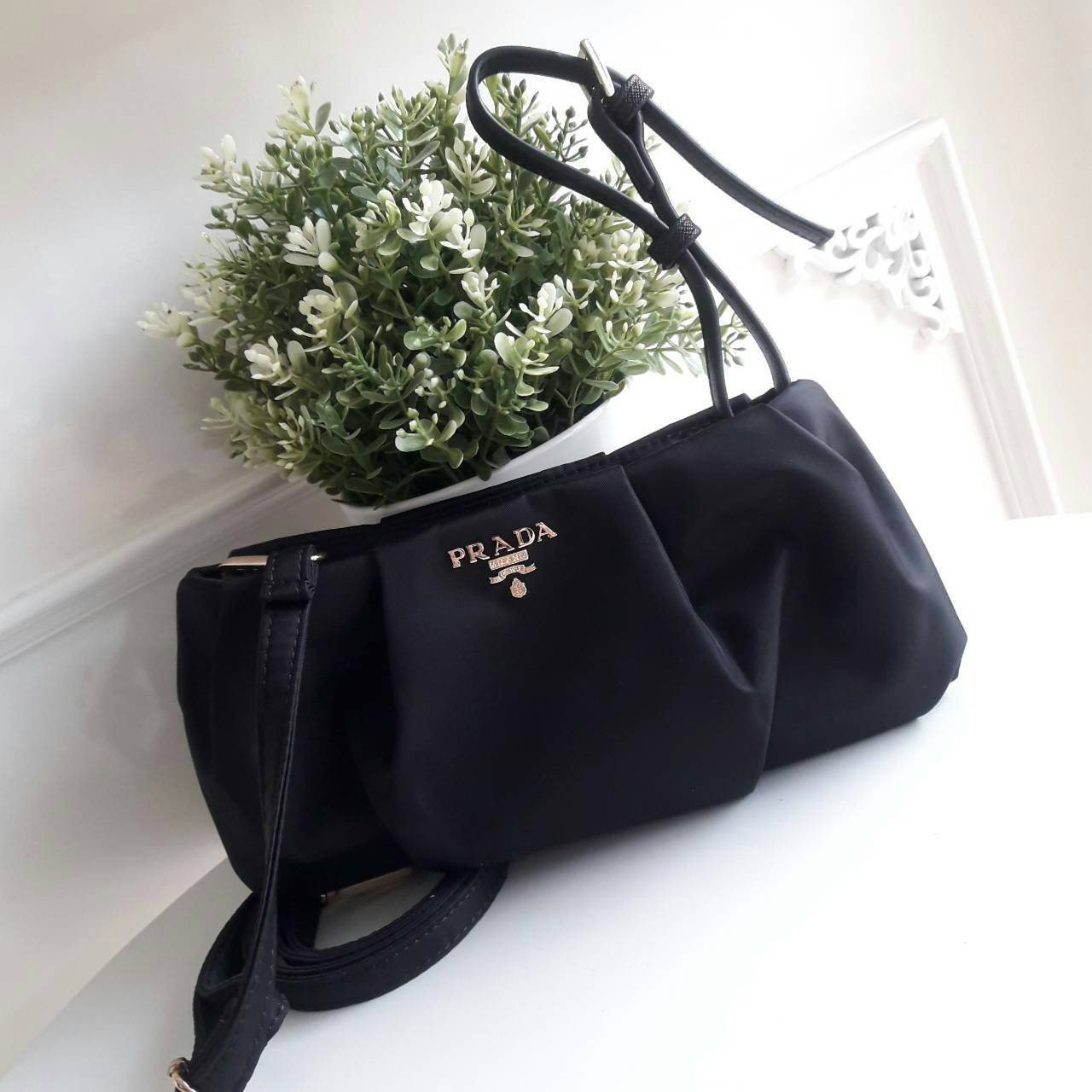 รุ่นใหม่คะ! พร้อมส่ง กระเป๋าทรง Clutch มินิน่ารัก♡ ยอดฮิตจากแบรนด์ PRADA **งานสวยมากกกกกกก มาพร้อมสายยาว สะพาย Cross body ก็สวย หรือจะถือสวยๆก็ได้เช่นกัน นอกจากนี้ยังมีสายคล้องมือให้อีกด้วย สามารถใส่ Iphone X ได้ ด้านหน้ากระเป๋า มาพร้อมโลโก้แบรนด์อ