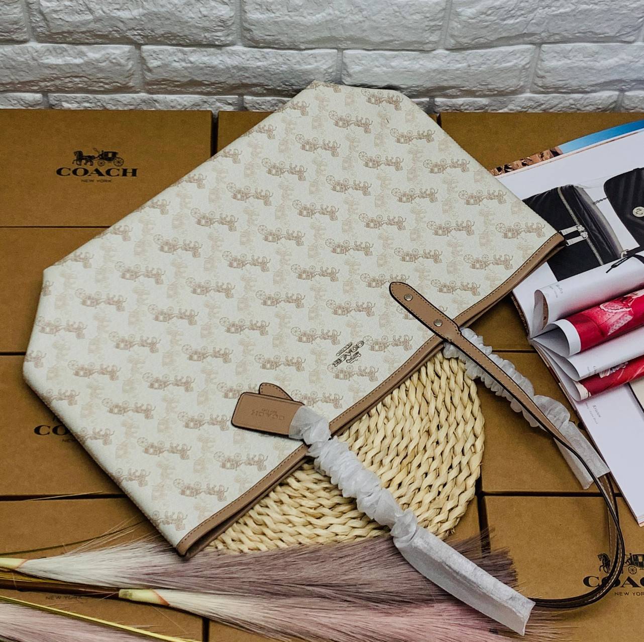 COACH 91107 REVERSIBLE CITY TOTE WITH HORSE AND CARRIAGE PRINT ใช้ได้ 2 ด้าน 🔺ทรง Tote รุ่นแนะนำค่ะ!! วัสดุ pvc อย่างดี นิ่มยวบตัวสวย ลายรถม้าทั้งใบค่ะ (ในไทยหายากค่ะลายนี้) 📌สามารถใช้ได้ทั้งด้านในและด้านนอกนะคะ สวยทั้ง2ด้านเลยทีเดียว เป็น