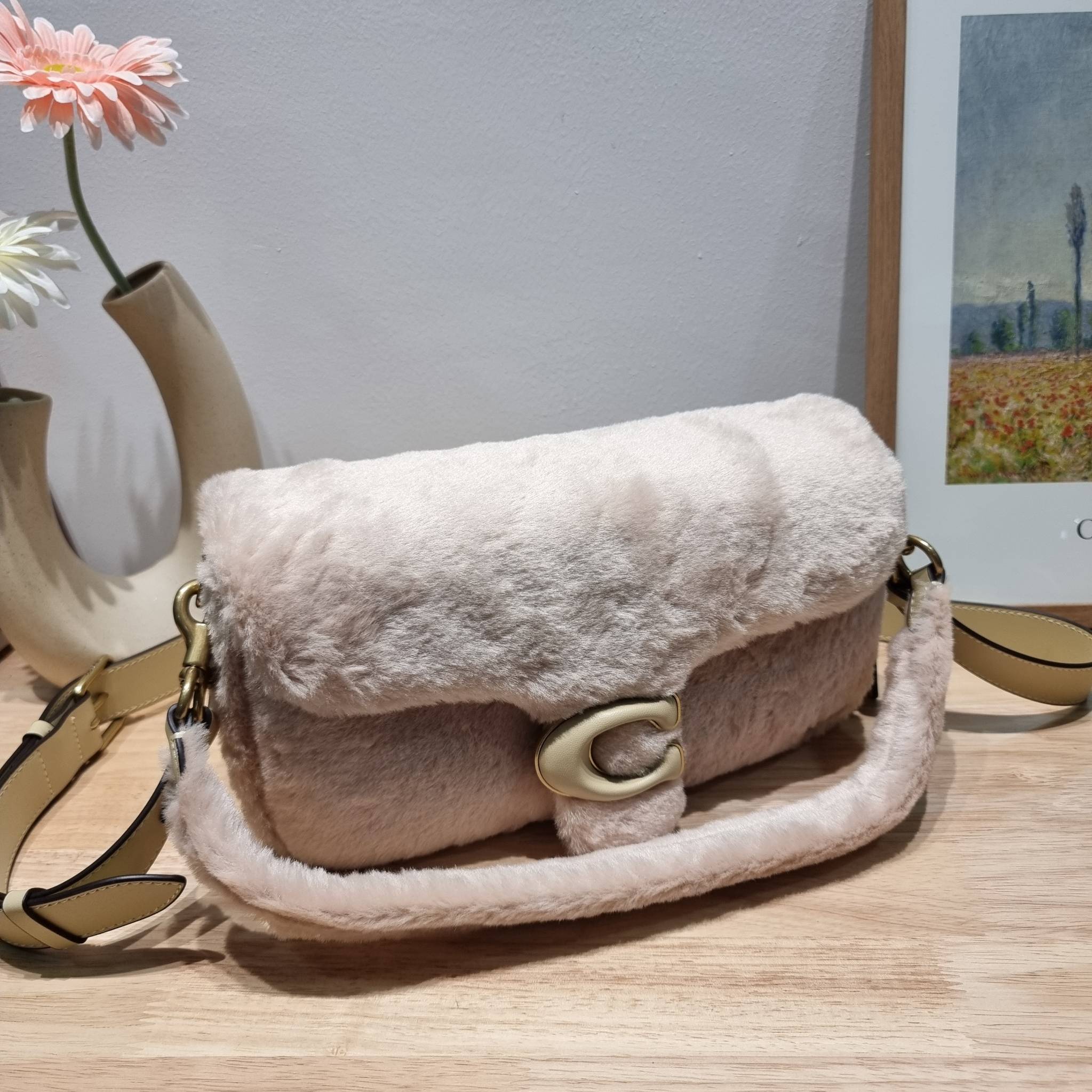 Coach pillow tabby shoulder bag 26 in shearling / COACH LEATHER COVERED C CLOSURE CC445 ใหม่ล่าสุดต้อนรับฤดูหนาว กับคอลเลคชั่นคุณหนู กระเป๋าสะพายไหล่ ดีไซน์วินเทจย้อนยุคตกแต่งขนรอบใบนุ่มฟู สวยลูกคุณมาก!! เปิด-ปิดด้วยกระดุมแม่เหล็ก รับรองแน่นหนา ภายในเป็นช