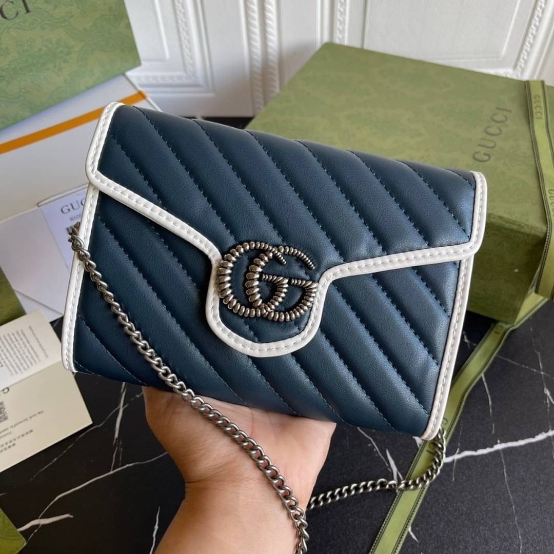 หนังแท้ GG Marmont matelassé mini bag พร้อมส่งที่ไทย GUCCI Wallet on Chain ภาพสินค้าถ่ายจากงานขายจริง รุ่นนี้หนังสวยมากค่ะ ละมุนที่สุด ใส่บัตร ใส่แบงค์ได้ รับรองว่าจะเป็นกระเป๋าที่จะหยิบใช้งานได้บ่อยๆ รับประกันความสวยปังค่าาา