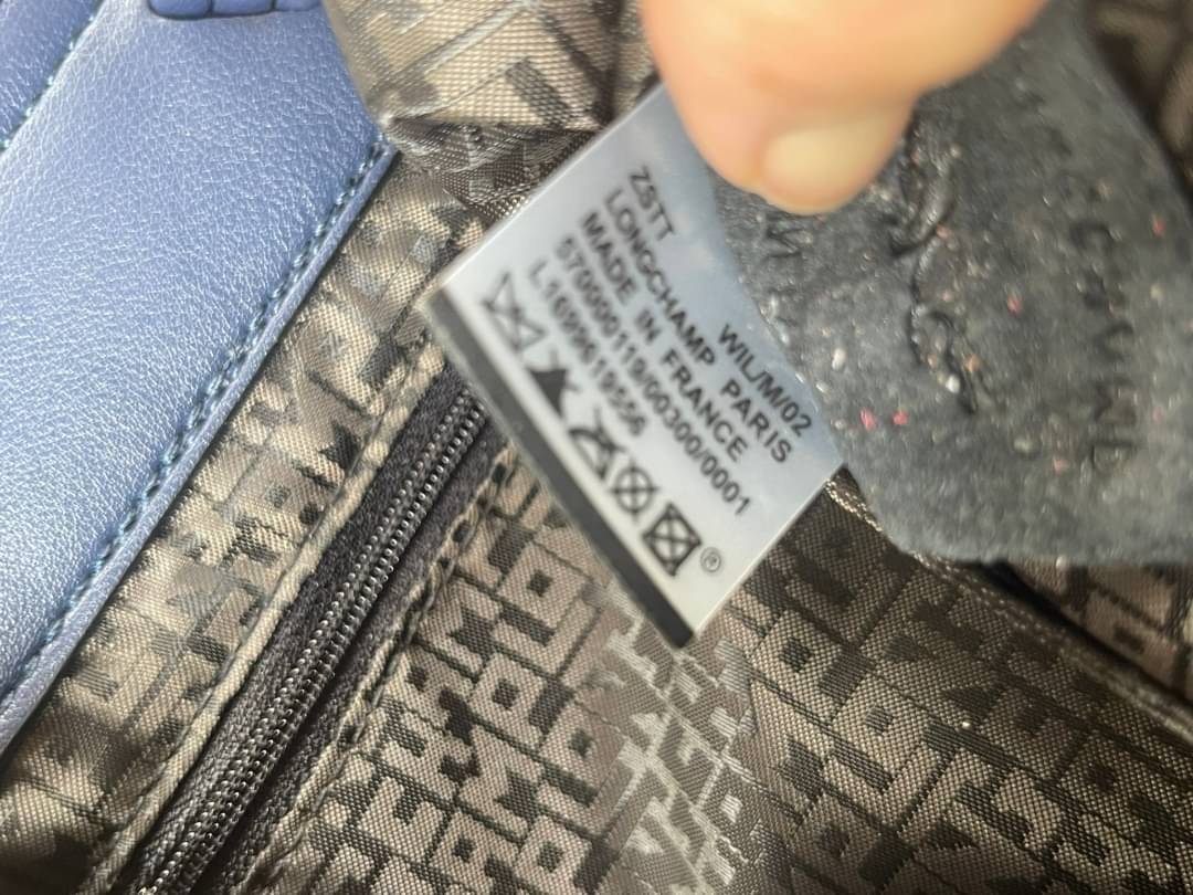 Longchamp Le Pliage Cuir Xs Leather Backpack แบรนด์ติดเทรนด์ตลอดไม่เคยเปลี่ยนกับ ทรง Le Pliage Cuir หนึ่งในตระกูลกระเป๋าสุดไอคอนิกจากแบรนด์ เมื่อรุ่น Le Pliage Cuir ในรูปแบบของหนังแกะ Metis ได้ถือกำเนิดขึ้นในปี 2012 เป้ที่มีการจัดการปรับดีไซน์ให้มีขนาดกำล