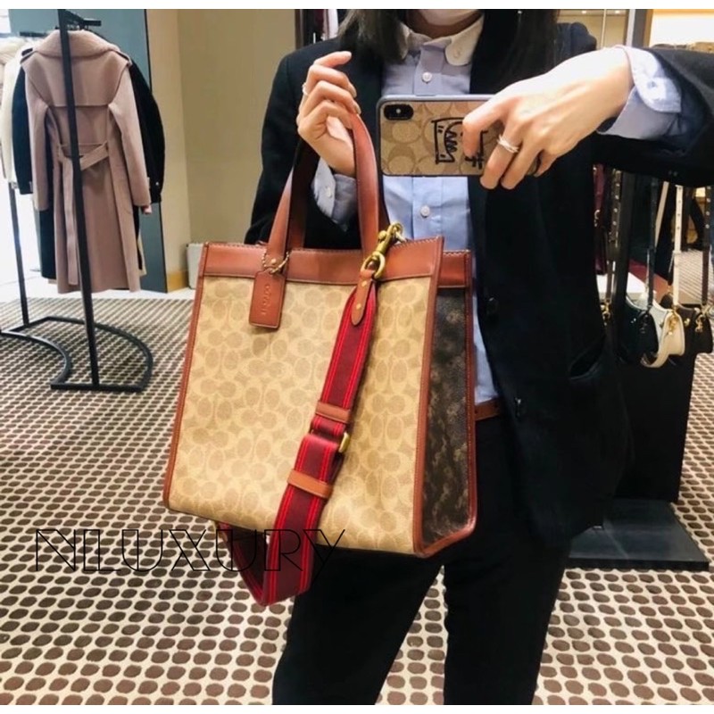COACH C0776 FIELD TOTE WITH HORSE AND CARRIAGE PRINT คอลเลคชั่นสุดคลาสสิค สวยหรูดูแพง กระเป๋าทรงโท้ท ไซส์ใหญ่จุคุ้ม ฟังก์ชั่นการใช้งานสะดวกที่สุด มีทั้งสายคล้องแขนในตัว และสายครอสบอดี้ วัสดุหนังแคนวาสเคลือบลายสลับหนังแท้ ปากกระเป๋ามีกระดุมแม่เหล็กไว้ปิดกั