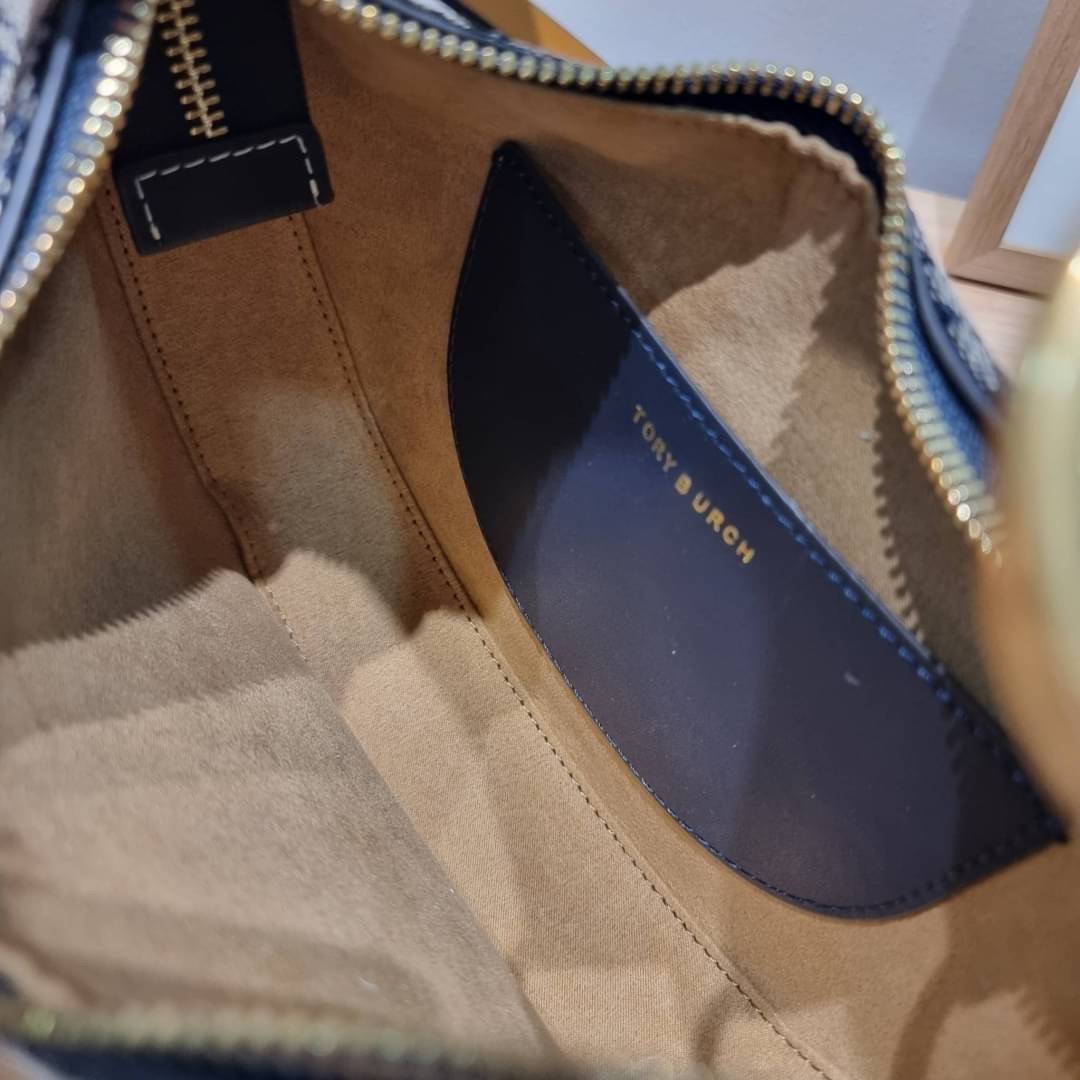 Tory Burch T Monogram Mini Crescent Bag / TORY BURCH T MONOGRAM MINI JACQUARD CRESCENT BAG ร้อนแรงกว่านี้ไม่มีแล้ว กับไอเท็มที่เซเลปรีวิวเยอะมาก!! สาวๆตามหากันไปอีก กระเป๋าทรง half moon ที่ดีไซน์บนผ้า jacquard ลวดลายซิกเนเจอร์ เรียบหรู ผู้ดีมากแม่!