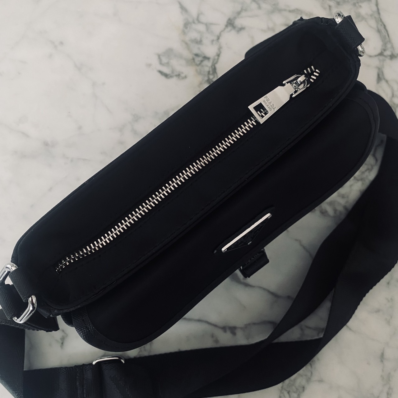 Prada Re-Nylon Messenger Crossbody Bag กระเป๋าสะพายทรงแมสเซ็นเจอร์ รุ่น Unisex ใช้ได้ทั้งชายหญิง รุ่นยอดนิยมดีไซส์เรียบง่าย โทนสีดำคลาสสิกเข้าได้กับทุกลุค