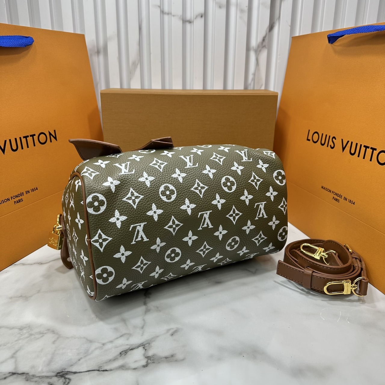 ORI หนังแท้ | LV Speedy P9 Bandoulière 25 Bag กระเป๋าสะพายทรงหมอนสปีดี้ คอลใหม่ล่าสุดหรูหราโดดเด่น รูปทรงใช้งานง่ายสวยตลอดกาล ใช้ได้กับทุกลุค ทุกโอกาส ภายในโล่งกว้างมาก ใส่ของสำคัญได้ครบแน่นอนจ้า