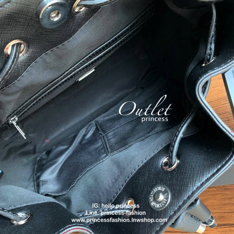 Guess Drawstring Bucket Bag กระเป๋าสะพายขนาดกลาง วัสดุลายหนังsaffiano ฐานกว้างตั้งอยู่ทรง มีซิกเนเจอร์ที่ด้านหน้าเป็นโลโก้ตัวนูน เปิดปิดแบบหูรูดและกระดุมแม่เหล็ก มีช่องใช้งานหลายข่อง สายสะพายปรับได้แบบเข็มขัด สวยแบบมีดีเทลเก๋ๆ สะพายเที่ยวระหว่างวันได้สบาย