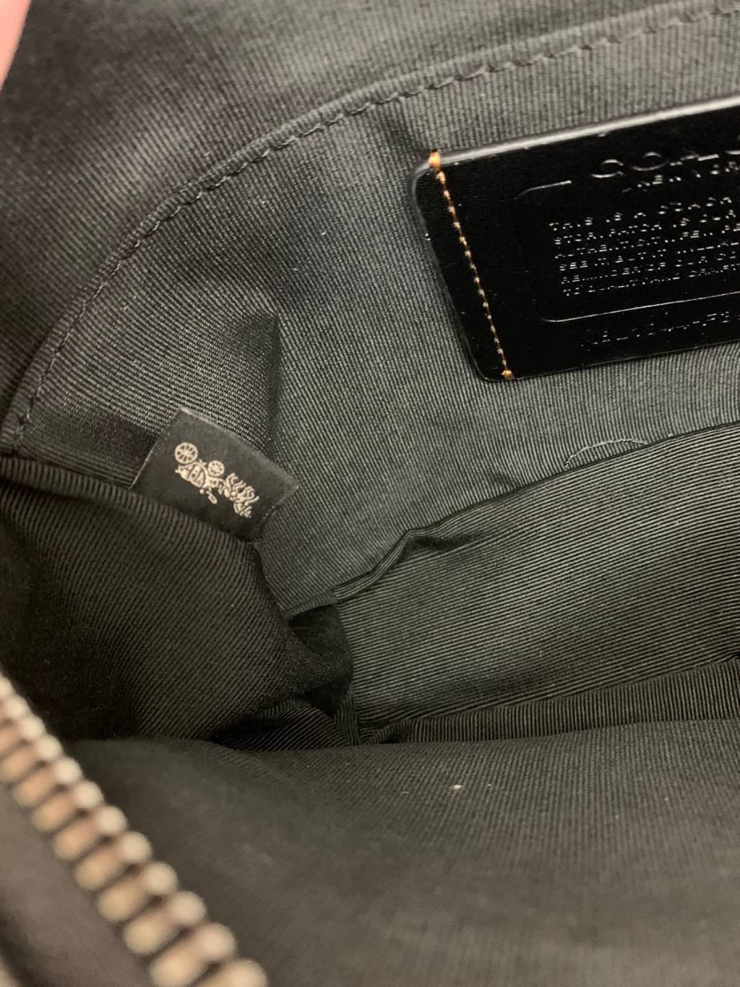 3สีเข้าใหม่งานคุณภาพอีกแล้วคับท่านน ทั้งสี ทั้งหนังสวยมากๆค่าา!! COACH GRAHAM CROSSBODY BAG ((39946)) พร้อมส่ง! กระเป๋าสะพายแบบครอสบอดี้ร์ ใช้ได้ทั้งชาย//หญิง หนังแท้อย่างดี เรียบหรูค่ะ ด้านหน้ามีช่องซิปซ่อนให้หนึ่งช่อง ช่องซิปหลักกว้าง ใส่ของจำเป็นได้ครบ