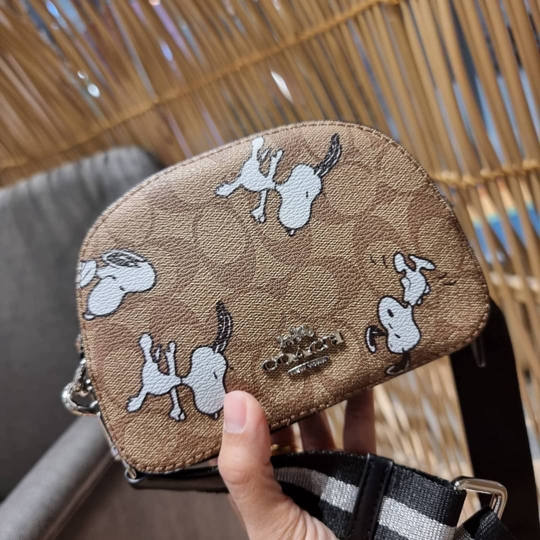 COACH C4590 COACH x PEANUTS MINI SERENA CROSSBODY IN SIGNATURE CANVAS WITH SNOOPY PRINT มาจ้าแม่ มาหนักๆอีกแล้ว กับคอลเลคชั่นที่ขายดี ขายหมด ไม่เคยพอจะขาย!! มินิเซเรนาคอลแลบกับสนูปพีแบบลงตัวที่สุด วัสดุหนังแคนวาสเคลือบลาย เปิด-ปิดด้วยซิป สะดวกใช้ ภายในเป็