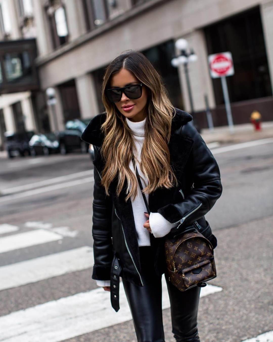 LV Backpack Size Mini | สายสะพายเล็ก ถอดได้ LV palm springs New in!! เข้าแล้วกับไอเท็มยอดฮิต หรูหราพร้อม box set สุดสวย ที่สุดของความคุ้มค่า LV palm springs กระเป๋าแบ็คแพ็ค มาให้เลือก 2 ไซส์ ขายดี วัสดุหนังแคนวาสคุณภาพดี มีช่องซิปแบ่งสัดส่วน ใบเล็กสายวะพา