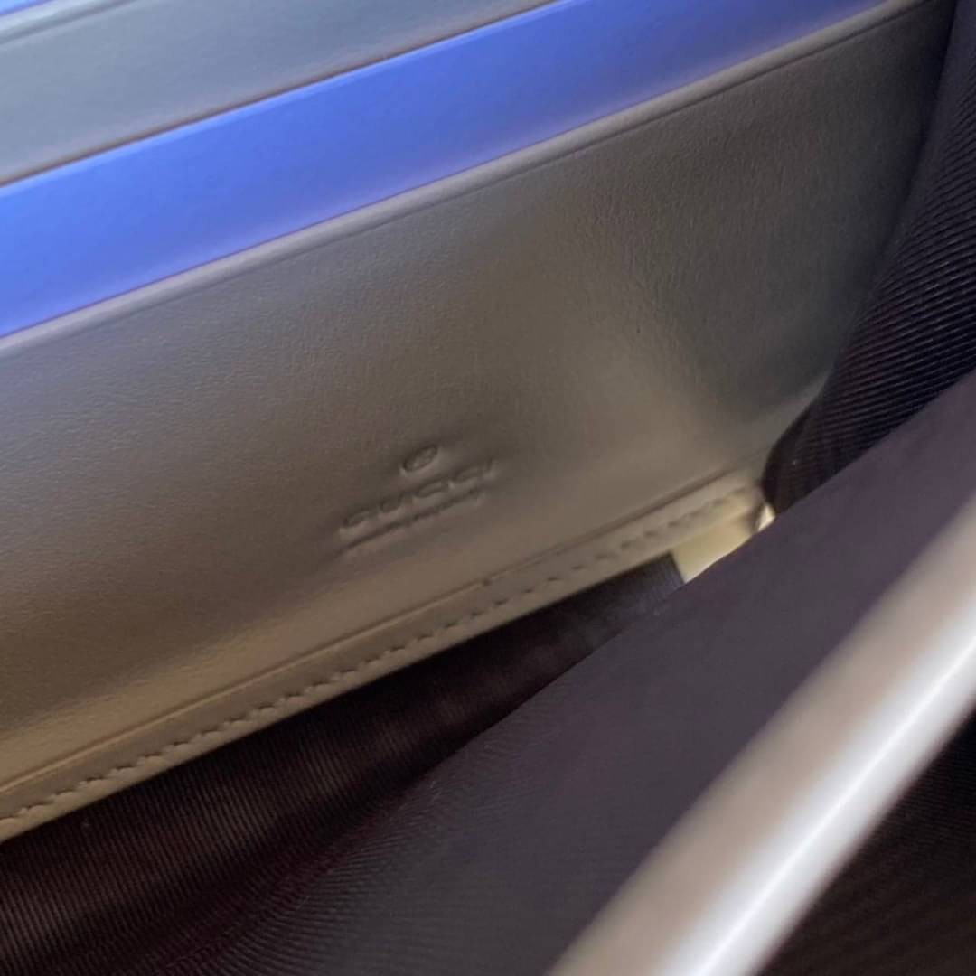 GUCCI Marmont Wallet on chain Leather / GG Marmont Chain Wallet เกรดเทพออริจินอล หนังแท้ งานสวยน่ารักมาก ใส่โทรศัพท์ได้ทุกรุ่น หนังวัวแท้นิ่มมาก ใส่การ์ด ใส่บัตร ได้เยอะมากๆ ฝ่าปิดแบบกระดุมใช้งานง่าย *กระดุมมีโลโก้ Gucci * งานสวยละเอียดยิบย่อยทุกจุด ภาพถ่