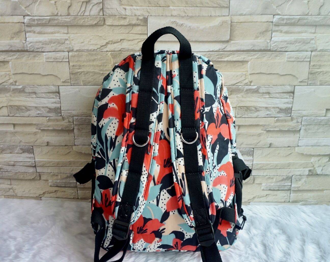 KIPLING BACKPACK K502 กระเป๋าเป้สะพายใบใหญ่ จุของได้เยอะมากๆ วัสดุ nylon + polyestor% กันน้ำ ด้านหน้ามี ช่องใส่ของจุกจิก ช่องซ้ายขวา ช่องหลักเปิดปิดด้วยซิป ภายในแบ่งเป็นสัดส่วย มีช่องแยกใส่ Laptop ใบขี้ขะได้เยอะ จะใช้ไปเรียน ไปนิมหรือท่องเที่ยวก็ตอยโจทย์ค