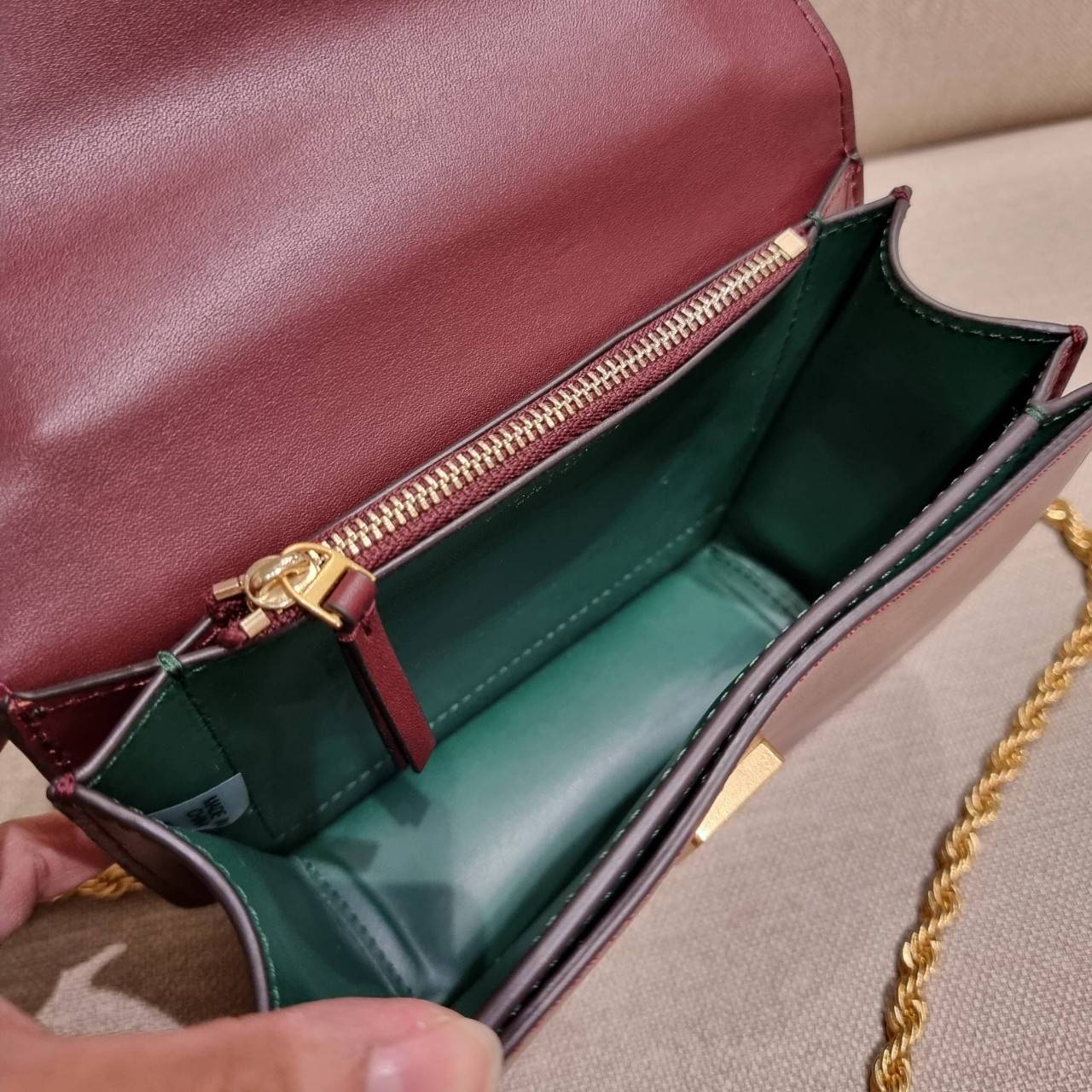 TORY BURCH ELEANOR SMALL CONVERTIBLE SHOULDER BAG ฮอตไอเท็ม รุ่นนี้ขายดีขายหมด คัมแบค!! สวยหรู คุณหนู ผู้ดี!! หายากมากที่สุด!! กระเป๋าสะพายข้าง ดีไซน์อยู่ทรง ขนาดกำลังสะดวกใช้สำหรับสาว วัสดุหนังแท้เต็มใบ สีทูโทน เปิด-ปิดด้วยแถบแม่เหล็ก ภายในแบ่งสัดส่วนได้