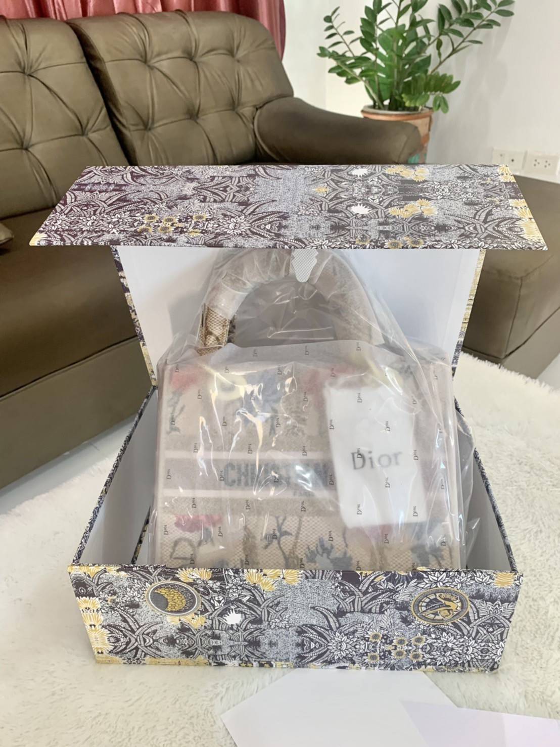 DIOR WOMEN MEDIUM LADY D-LITE BAG VIP GIFT WITH PURCHASE (GWP) พรีเมี่ยมกิ้ฟ Limited Edition จาก DIOR DUTYFREE COUNTER วัสดุหนังแท้ Calfskin หุ้มด้วยผ้า Cannage อีกชั้นและปักลวดลาย 'Dior Palm' กระเป๋า Lady D-Lite ผสมผสานความสง่างามและคลาสสิกที่เ