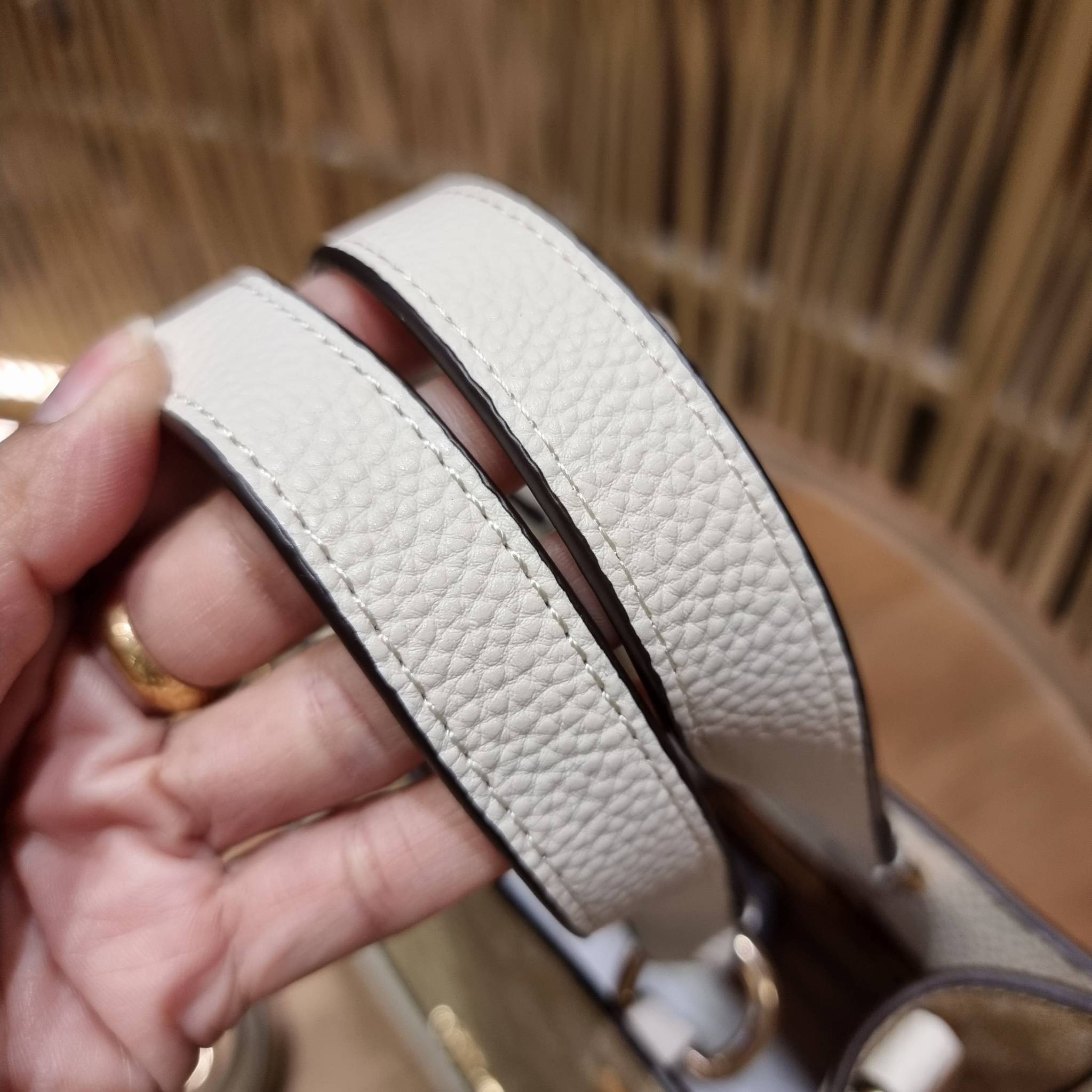 OUTLET 】COACH C5122 DEMPSEY TOTE 22 IN SIGNATURE CANVAS แรงดี กระหน่ำยอดสั่งซื้อมากจ้าแม่!! กระเป๋าทรงโท้ท 22 ที่ขนาดน่ารักน่าใช้มากๆ สาวๆถูกอกถูกใจกันนับไม่ถ้วน!! ฟังก์ชั่นการใช้งานสะดวกที่สุด มีทั้งสายคล้องในตัว และสายครอสบอดี้ ดีไซน์คลาสสิคเรียบหรู วัส