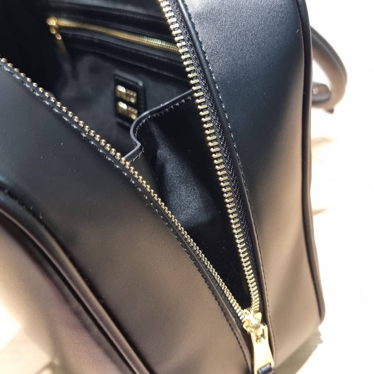 MIU MIU LEATHER BEAU BAG กระเป๋าถือรุ่นสุดจึ้ง ที่ไม่มีตอนนี้คือพลาด ดีไซน์เรียบแต่มากมีอยู่จริง สวยดูแพง หูจับในตัวง่ายและสะดวกพกพา เพียงแค่คล้องไหล่ ขนาดใหญ่จุของได้แบบสบายๆ