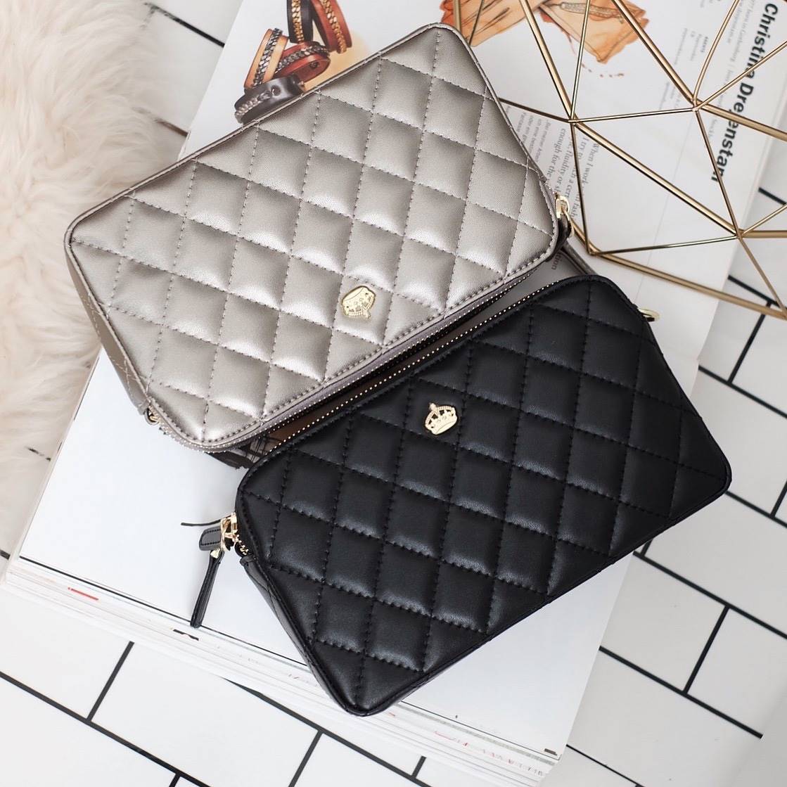 💥รุ่นขายดี มาเพิ่มแล้วค่า KEEP Carla รุ่นขายดีที่สุด ทรงน่ารักที่สุด รอบนี้หนังลายเรียบตัวใหม่ Microfiber สวย ทน กว่าเดิม 👍ตีตารางขึ้น ฟู นิ่ม สวย ดูแพง สะพายได้ทุกวัน เข้ากับชุดง่ายมาก Must have item !! ❤️#กระเป๋าที่มีสีเดียวไม่เคย