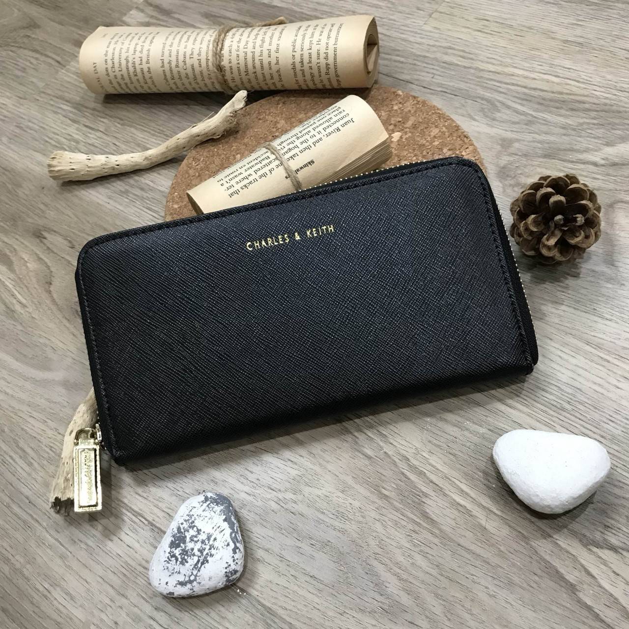 BEST SELLER! CHARLES&KEITH LONG WALLET กระเป๋าสตางค์ใบยาวหนัง Saffiano สวยอยู่ทรงสไตล์ PRADA เปิดปิดด้วยซิปรอบอะไหล่ทองหัวซิปปั้มโลโก้ด้านหน้ามีโลโก้สวยเรียบหรูภายในมีช่องซิป1ช่อง ช่องใส่บัตรหลายช่อง ใส่มือถือ iphone เหรียญ บัตรได้เยอะ ตัวจริงสวยน่าใช้มาก