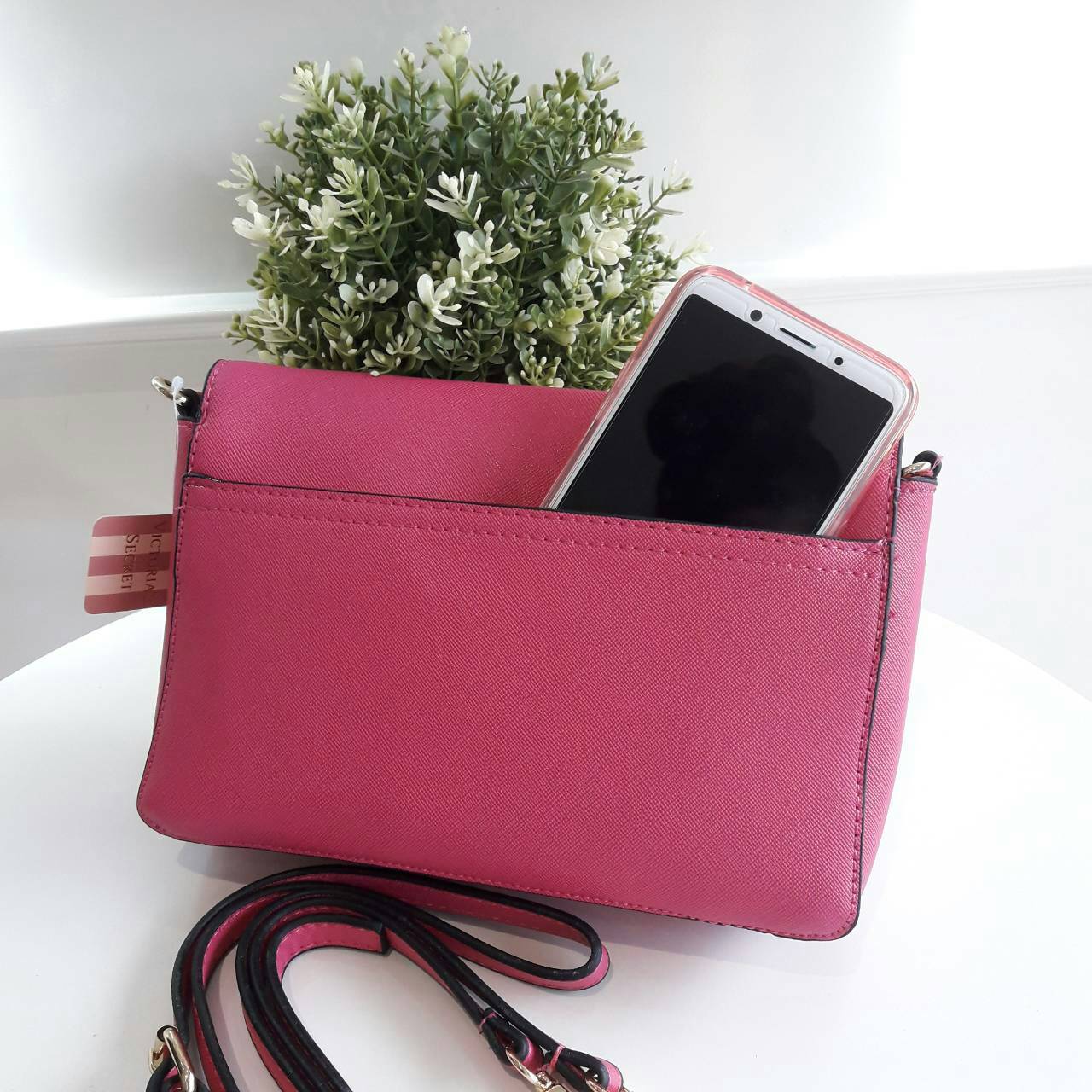 VICTORIA SECRET CLUTH & CROSSBODY BAG กระเป๋าสะพายข้าง แบบเรียบหรู วัสดุทำจากหนัง PU น้ำหนักเบา ด้านในมีช่องใส่ของหลักพร้อมช่องซิป ด้านหลังมีช่องเล็กอีก 1 ช่อง สายสะพายสามารถถอดออกหรือปรับระดับได้ ด้านในใส่กปต.ยาว + มือถือได้ทุกรุ่น ใบนี้แนะนำเลยค้า