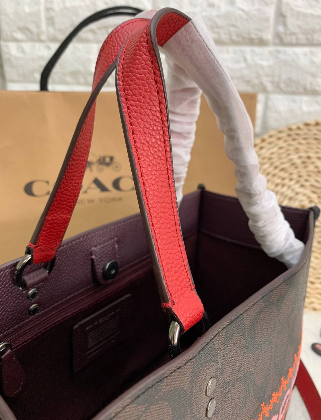 พร้อมส่ง 4ลาย 🌈ไม่มีในช๊อปไทยจร้าา😘 COACH DEMPSEY CARRYALL IN SIGNATURE JACQUARD WITH STRIPE AND COACH PATCH (C2826,C1527,C4113) พร้อมส่งความสวย! คุณภาพจัดเต็มค่ะ กระเป๋าทรงTote วัสดุ Jackquard+หนังแท้ ได้ลงตัวสวยงาม ด้านหน้ามีโลโก้แบรนด์ว