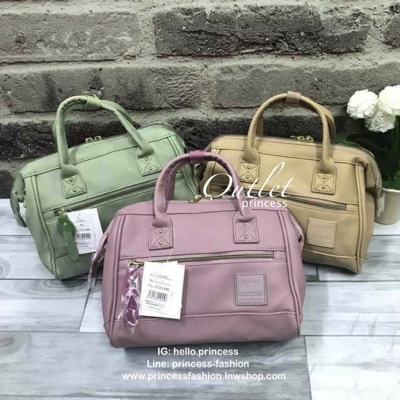 Anello polyester 2 way mini boston bag จากแบรนด์ดังในประเทศญี่ปุ่น กระเป๋าสไตล์คลาสสิค มีโครงปากกระเป๋ากว้างเป็นสัญลักษณ์ วัสดุหนังpu กันน้ำได้ ภายในมีช่องใหญ่และช่องเล็กด้านข้าง2ช่อง เปิดปิดด้วยซิปคู่ มีตัวล้อคที่หูจับ ด้านหน้ามีช่องซิปเล็กใช้งานได้จริง 