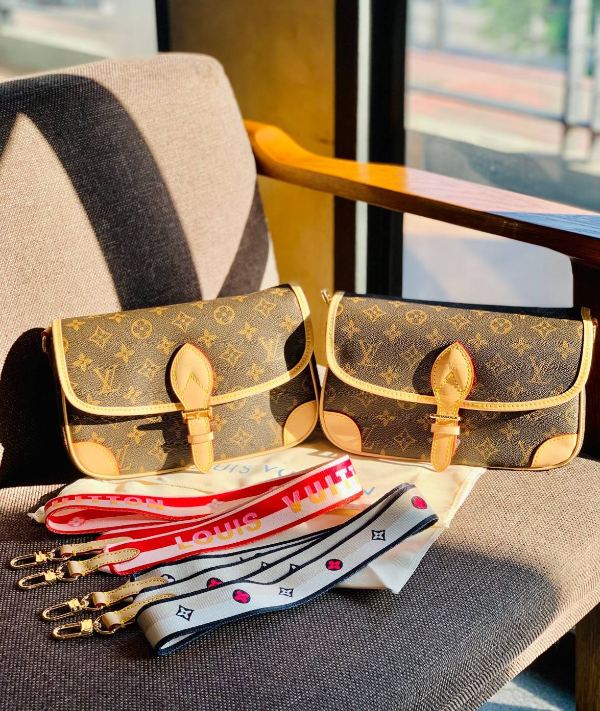 LOUIS VUITTON DIANE MONOGRAM พร้อมส่ง สุดคุ้ม! กับกระเป๋าLV พรีเมี่ยมกิฟ ตปท. หนังแท้ นิ่ม ทรงสวยมากๆค่ะ ((พื้นผิวหนังเป็นการขัดตามธรรมชาติจะมีรอยดำๆตรงขอบหนังนะคะ)) รุ่นนี้มาในลุคสวย หรู ดูชิล เพราะไม่ว่าลุคไหนๆก็เอาจริงๆจ้า! เปิดปิดกระเป๋าแบบกระดุมแม่เห