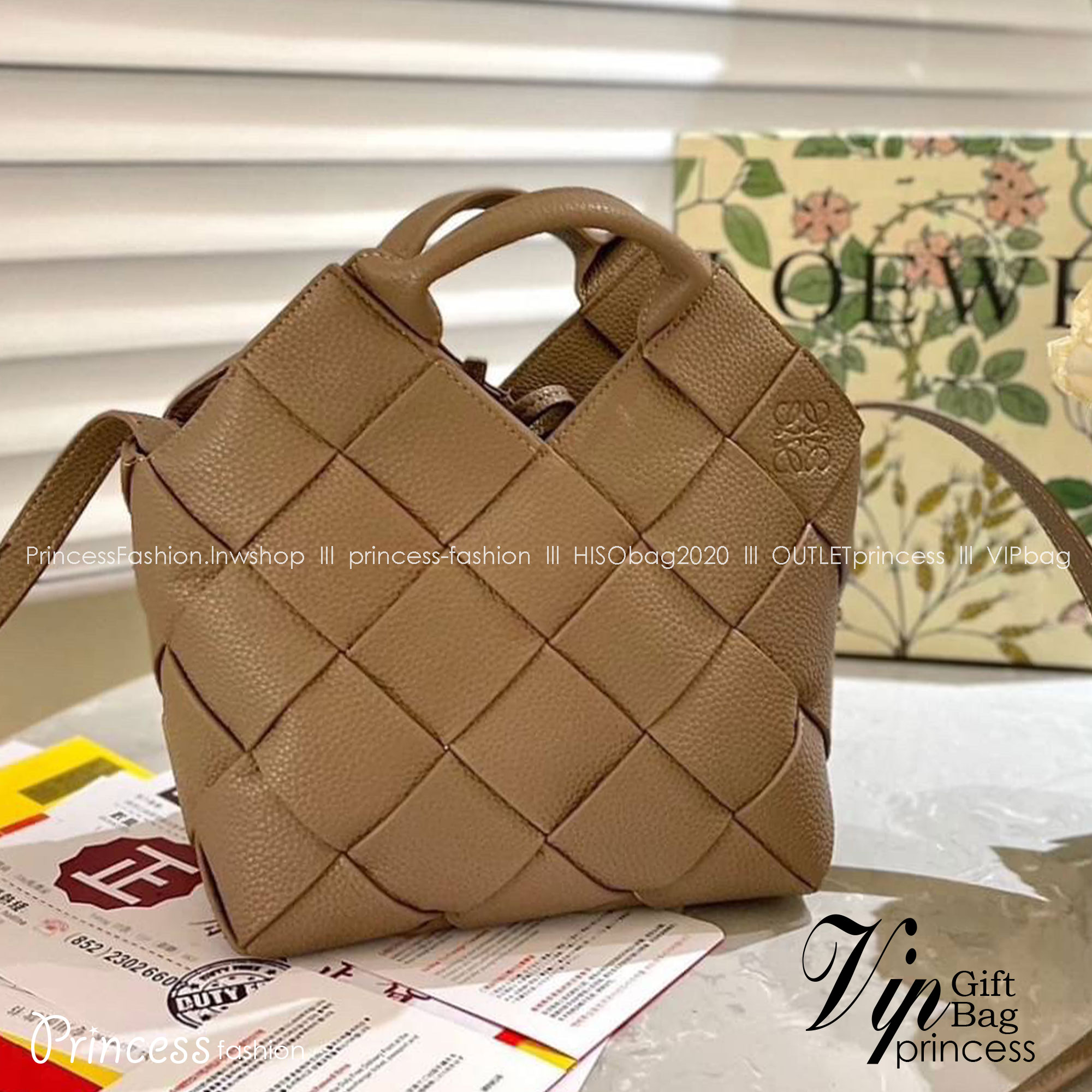 LOEWE WOVEN BASKET LEATHER BAG 20cm กระเป๋าสะพายถักทอด้วยความปราณีต ขนาดกำลังดีจุได้แบบเน้นๆ วัสดุหนังอย่างดีเต็มใบ หรูเลิศ