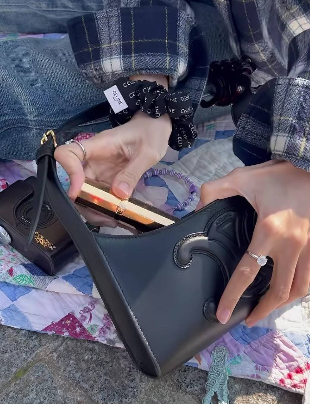 Celine Scrunchy Rayure Bracelet in Brass / CELINE BRACELET WITH TRIOMPHE GOLD AND SILK ที่รัดผมที่ไม่ใช่เพียงรัดผมแต่เป็นเครื่องประดับในสไตล์สาว LISA ที่ต้องอยู่ที่ข้อมือเท่านั้น! จนถือเป็นซิกเนเจอร์ที่โดดเด่นจนแฟนๆทั่วโลกต้องจดจำ วัสดุทอจากไหมทั้งเส้นลาย