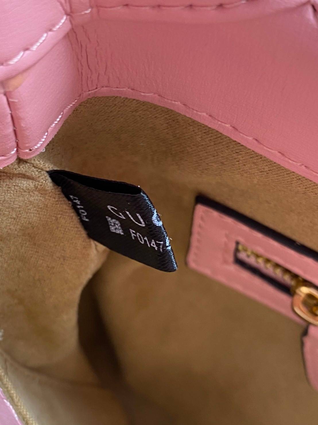 VIP GIFTbag 】หนังแท้ GUCCI Jackie 1961 mini shoulder bag กระเป่ารุ่นฮิตจาก Gucci ต้องบอกเลยว่าสำหรับสาวๆหลายคนนั้น ที่ชื่อชอบ หรือเป็นสาวกกลับแบรนด์อย่าง Gucci ต้องบอกเลยนะว่าสำหรับรุ่นนี้ห้ามพลาดไปทีเดียว บอกว่าได้เป็นตำนานควาวินเทจได้อย่างดี โดยขนาดของต